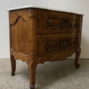 Commode sauteuse en merisier de la fin du  XVIII ème