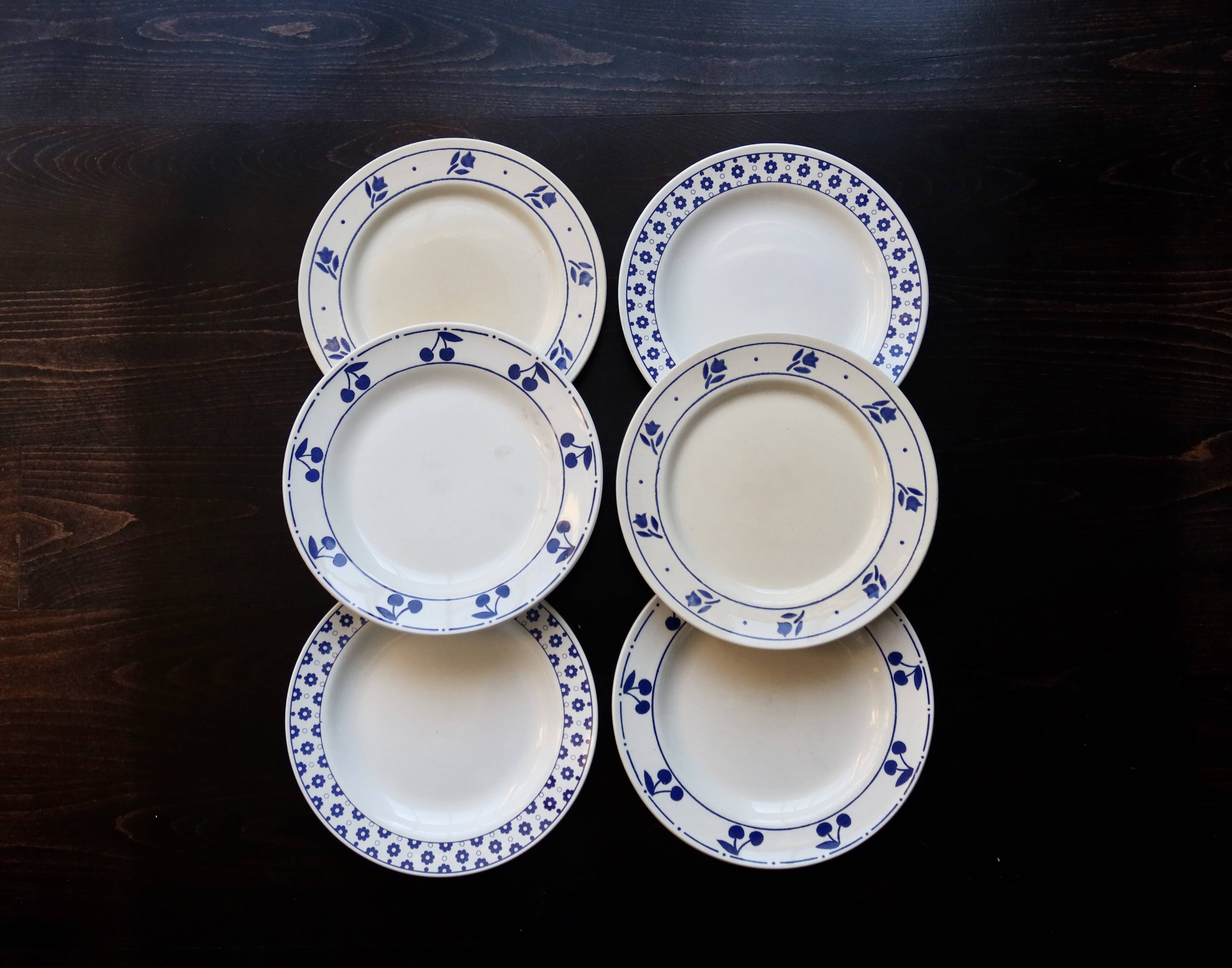 6 mismatched vintage flat plates in blue and white porcelain