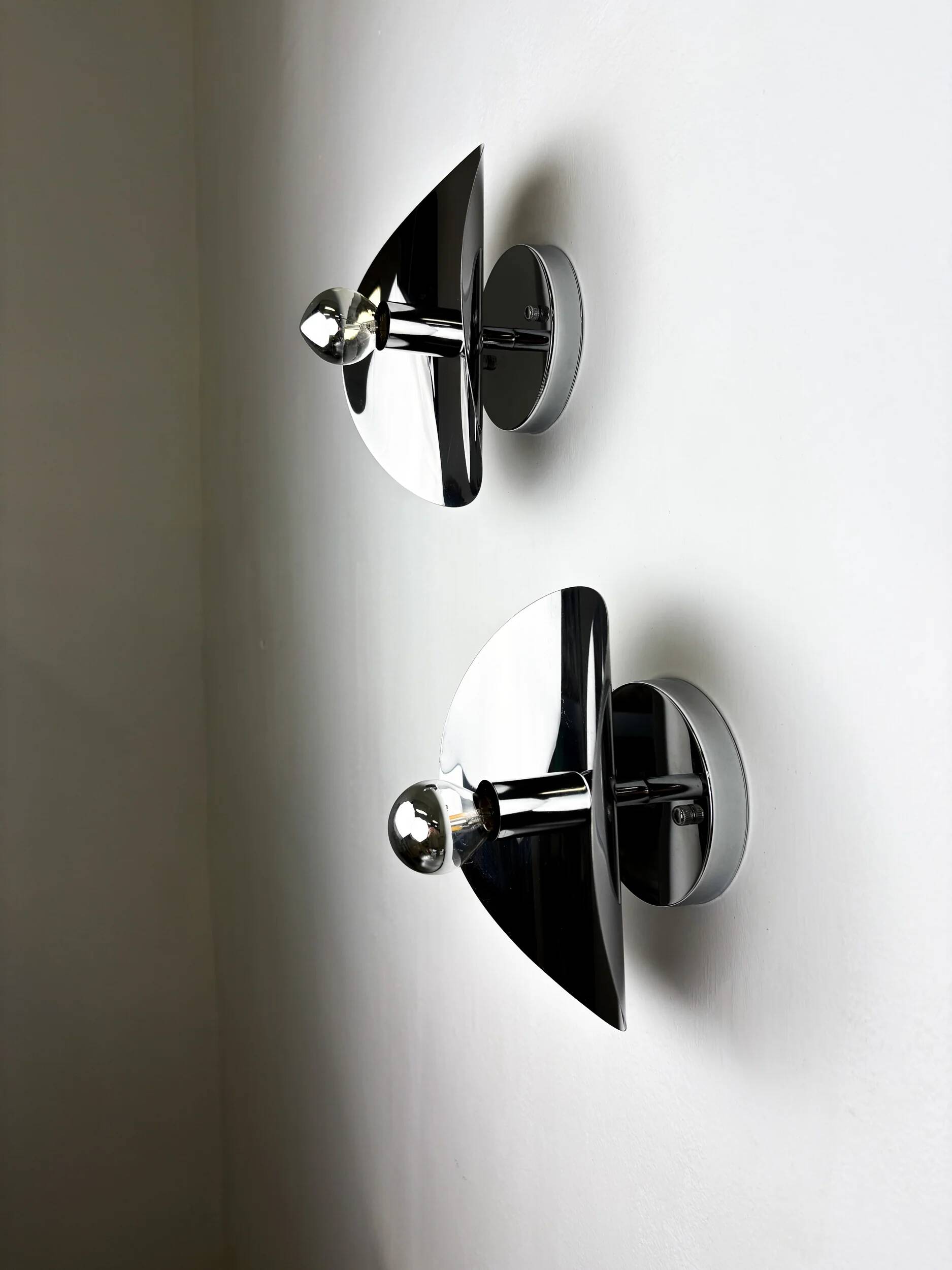 Paire de lampes murales "Folio", style spatial, métal chromé, Italie, 1970
