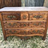 Commode Louis XV d’époque en noyer massif.