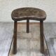 Tabouret de traite pieds tripodes bois foncé vintage