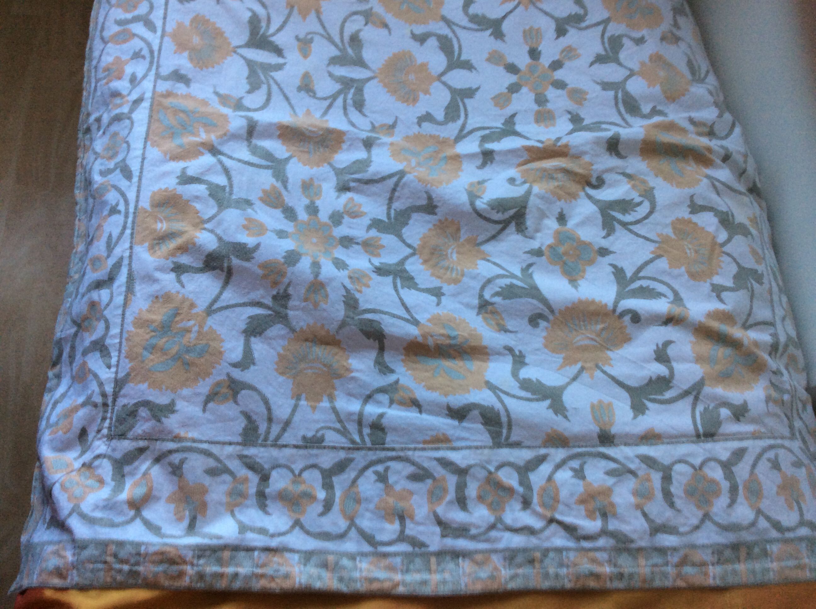 Square tablecloth 120 X 117 cm