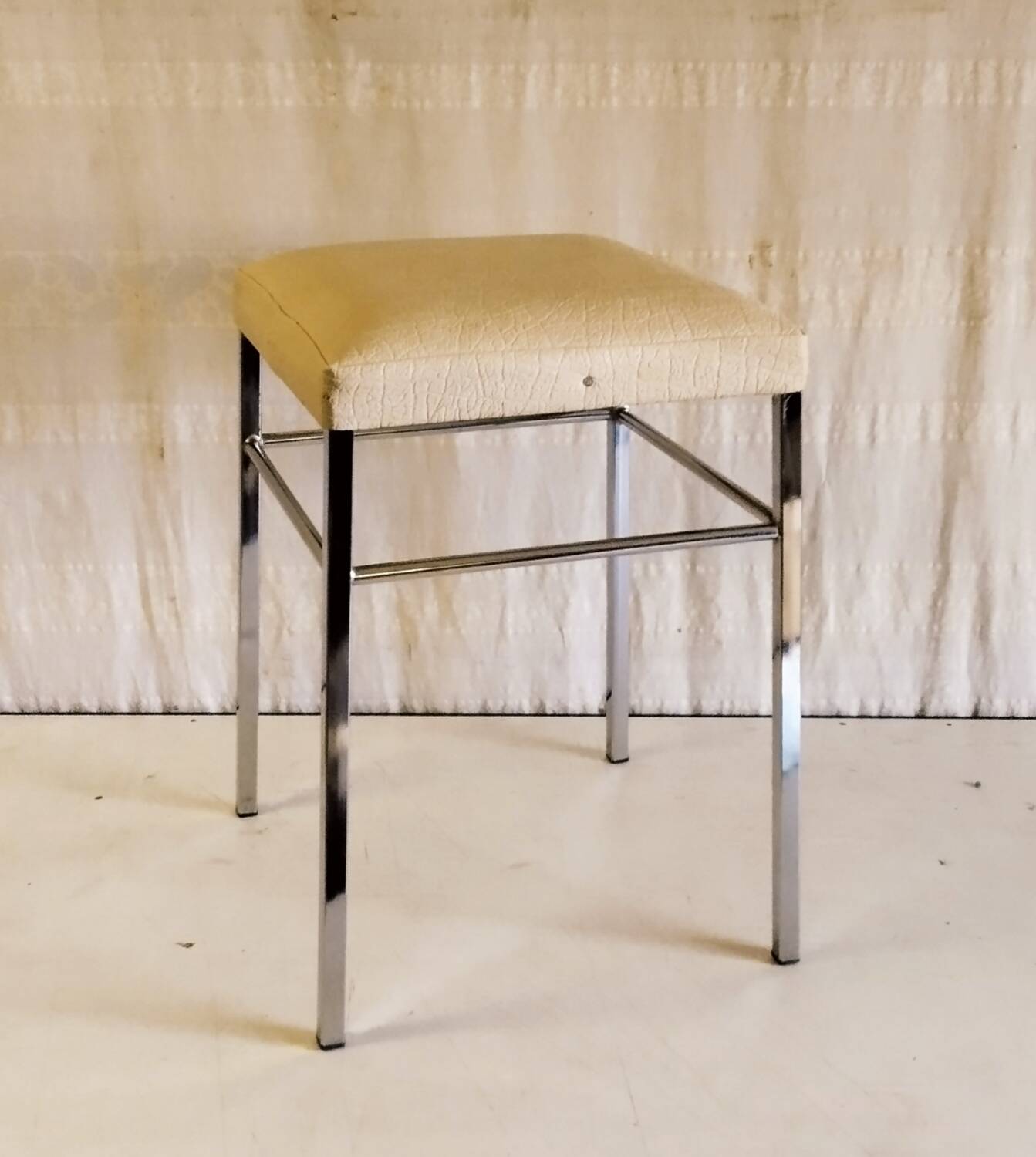 Tabouret vintage en métal chromé et similicuir blanc - mid. XXeme
