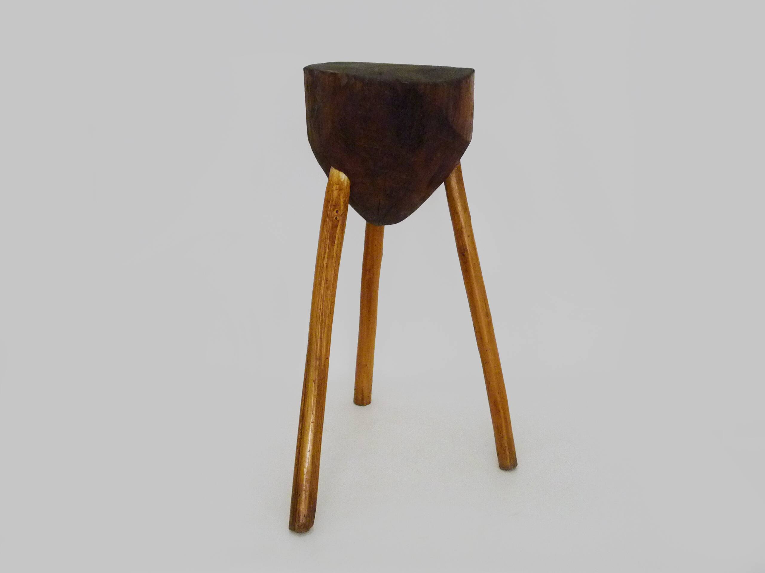 Ancien Billot de boucher tripode en chêne, sellette, tabouret. Années 5O