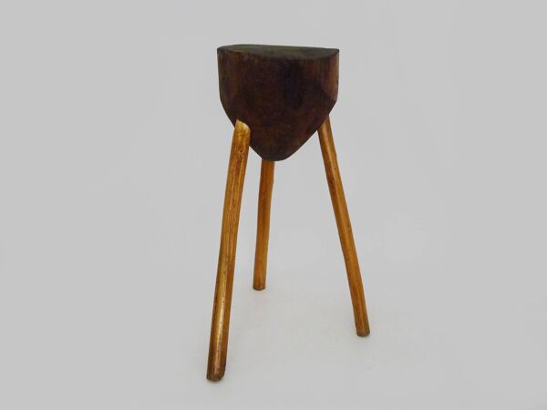 Ancien Billot de boucher tripode en chêne, sellette, tabouret. Années 5O