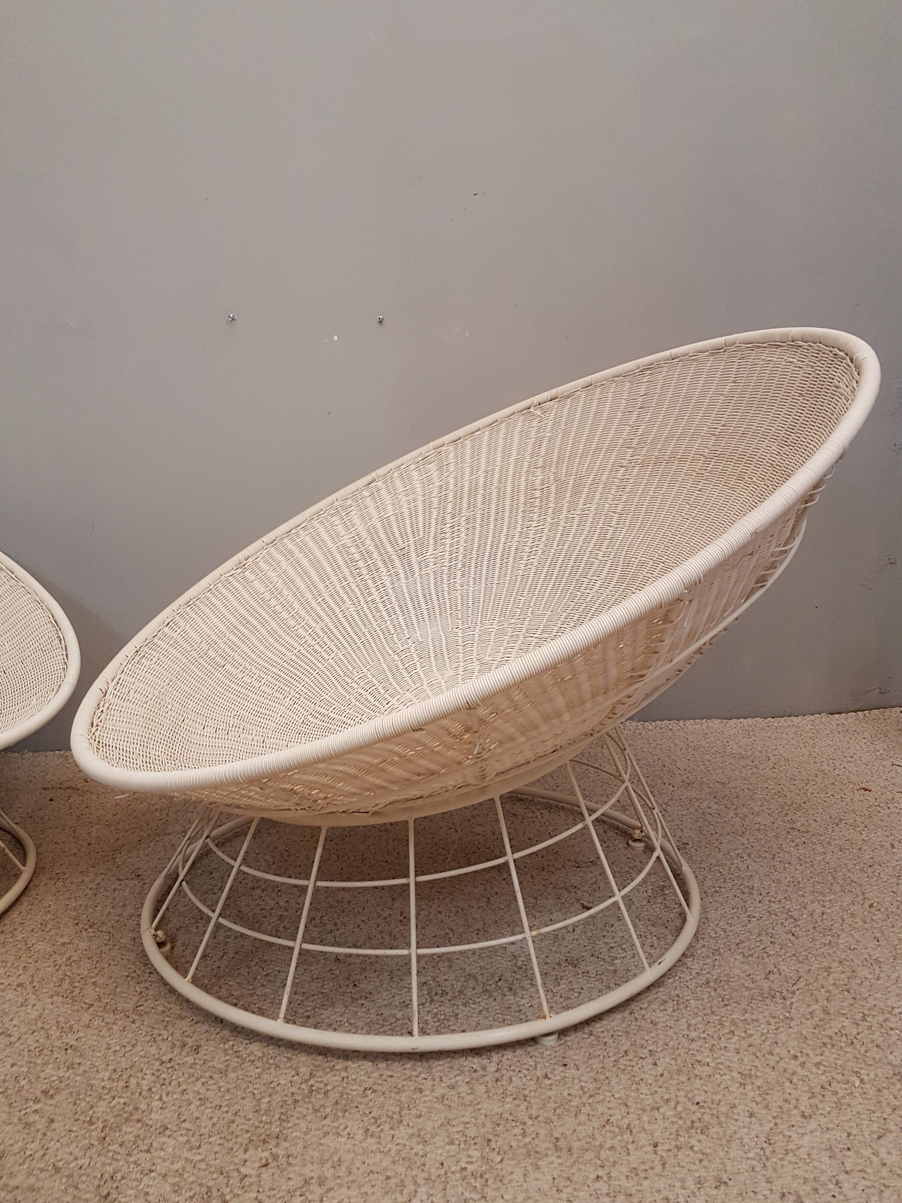 Paire de fauteuils corbeille scoubidou