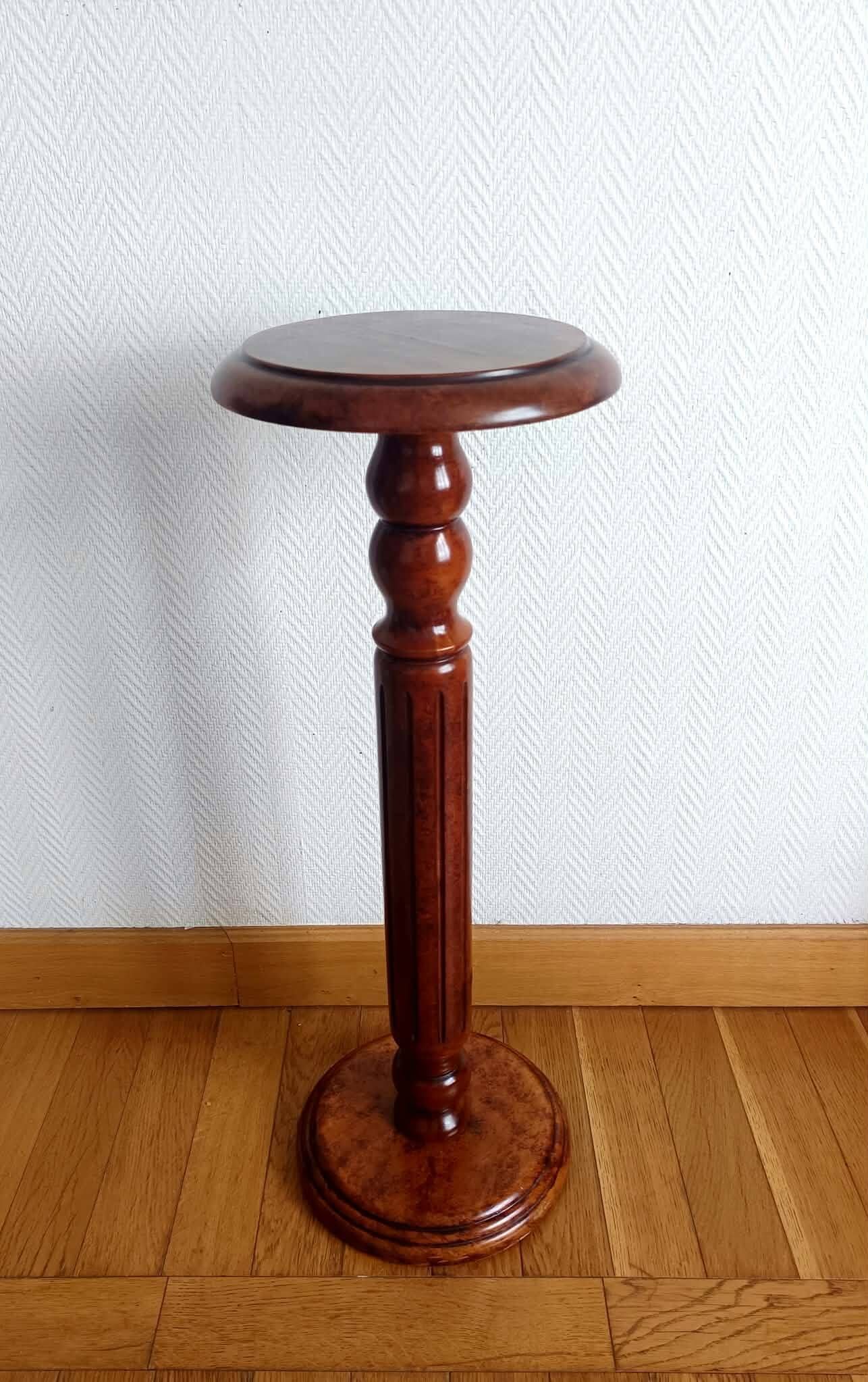 Sellette colonne en bois teinté mouluré