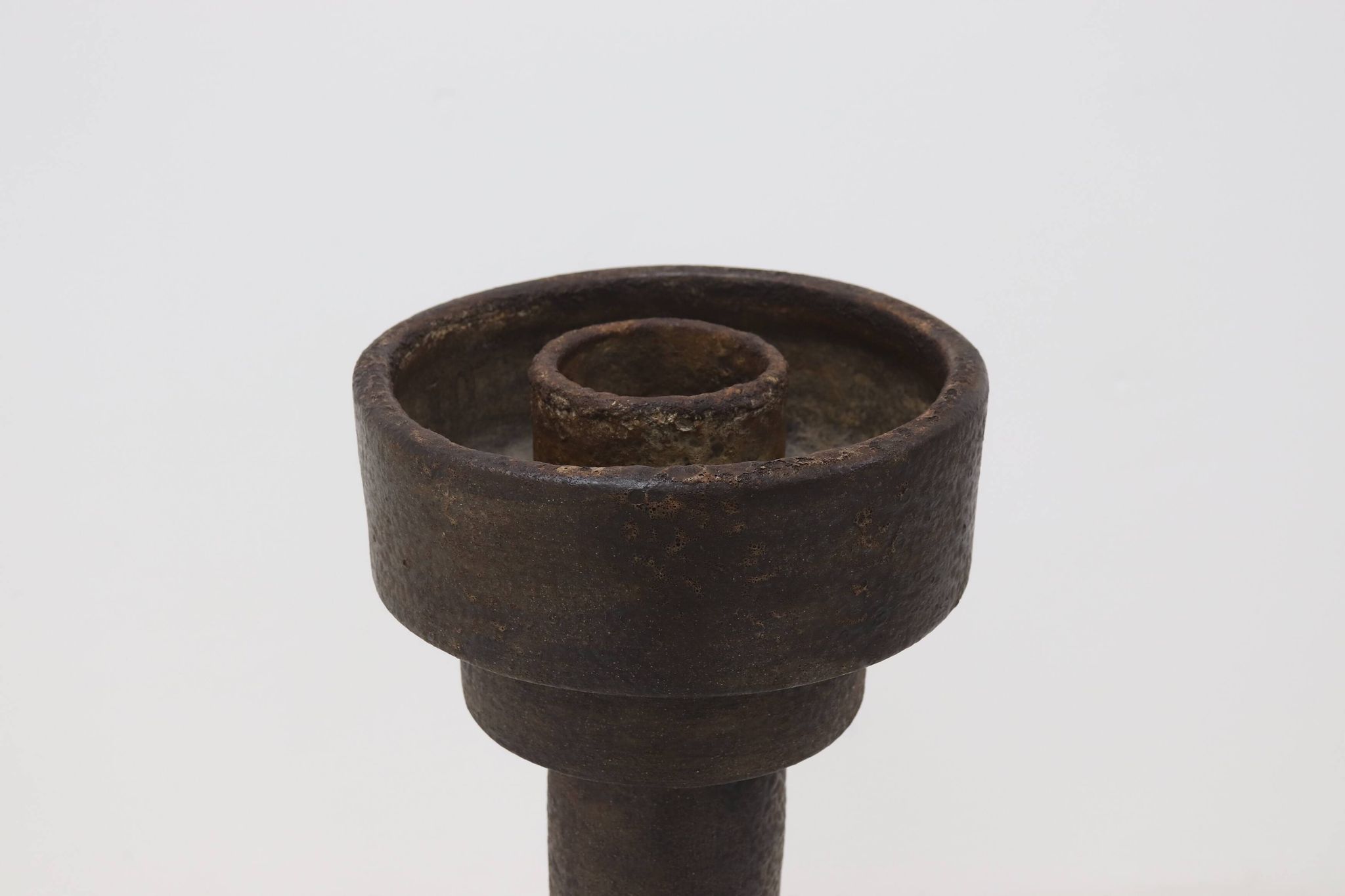 Objet cylindrique en grès brutaliste signé Studio Pottery années 1960