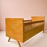 Lit vintage pour enfant - en rotin et bois - 1960