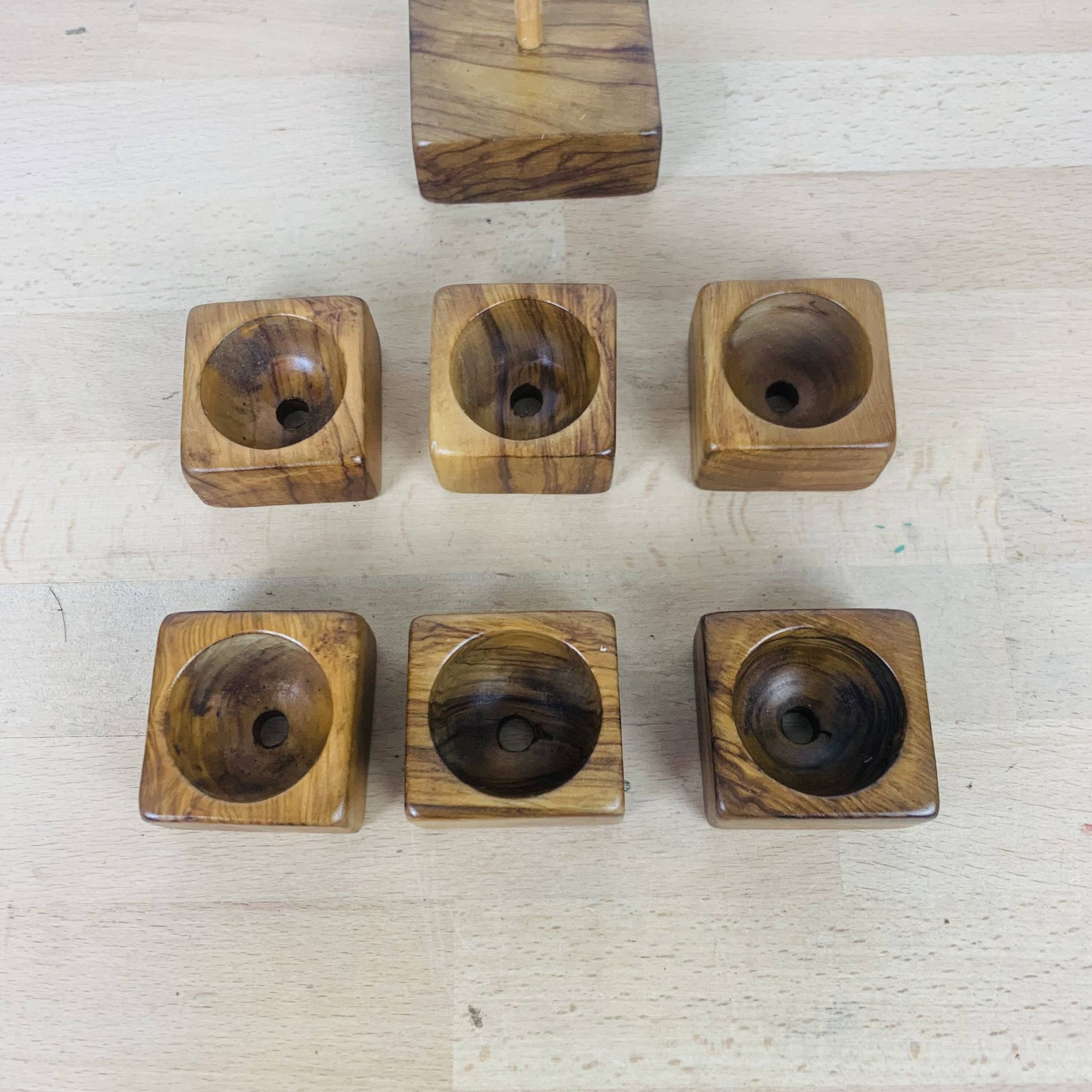 6 coquetiers en bois d'olivier et leur support