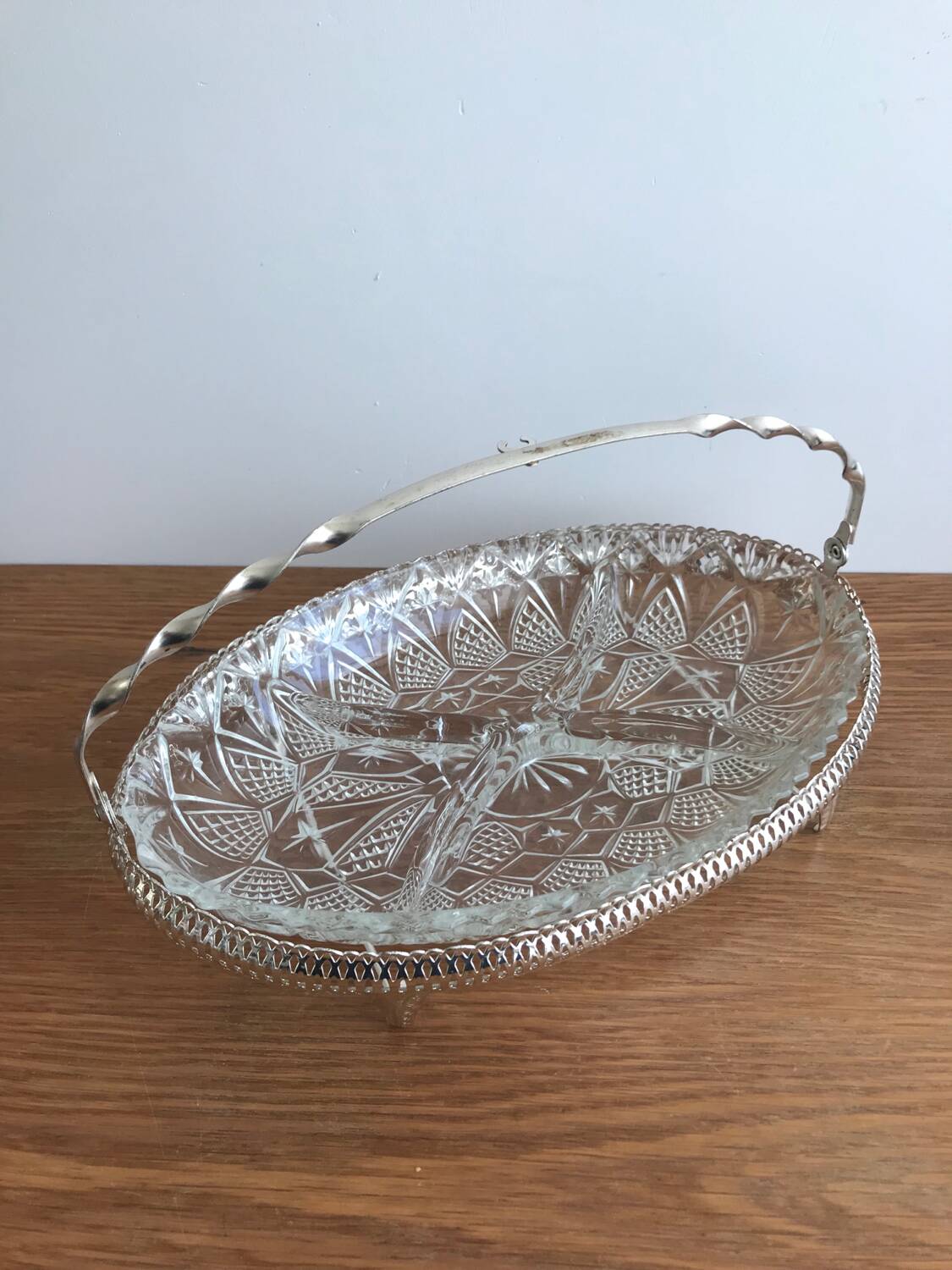 Glass aperitif dish 4 compartments with its vintage gold metal support