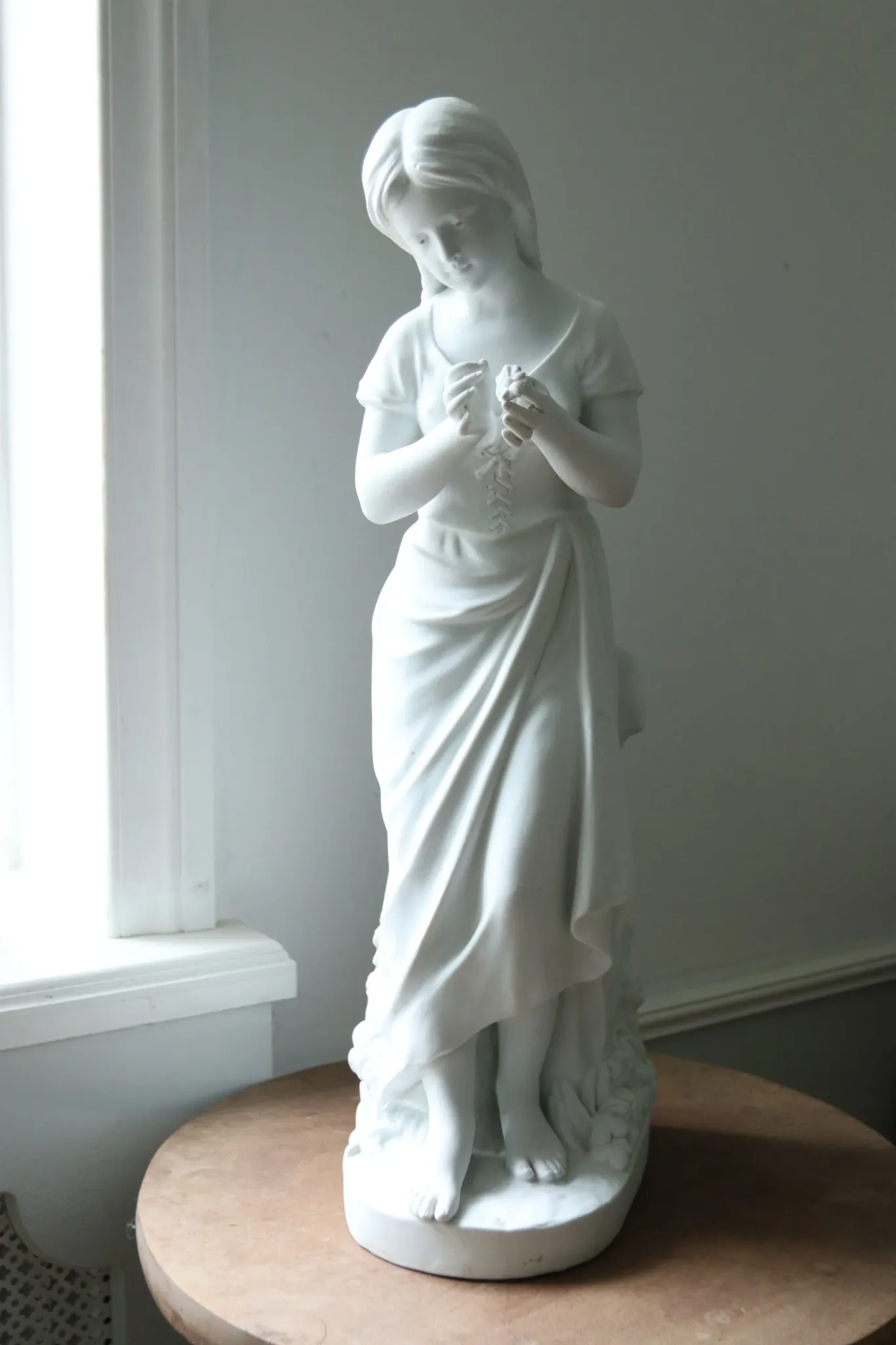 Nicolas Lecorney – Girl picking a daisy, biscuit porcelain, late 19th c.