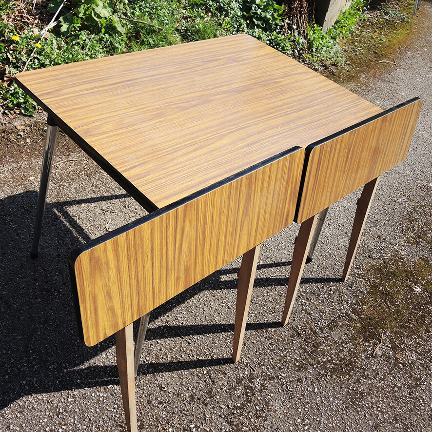 4 old chairs and an extendable table in 'faux wood' formica.