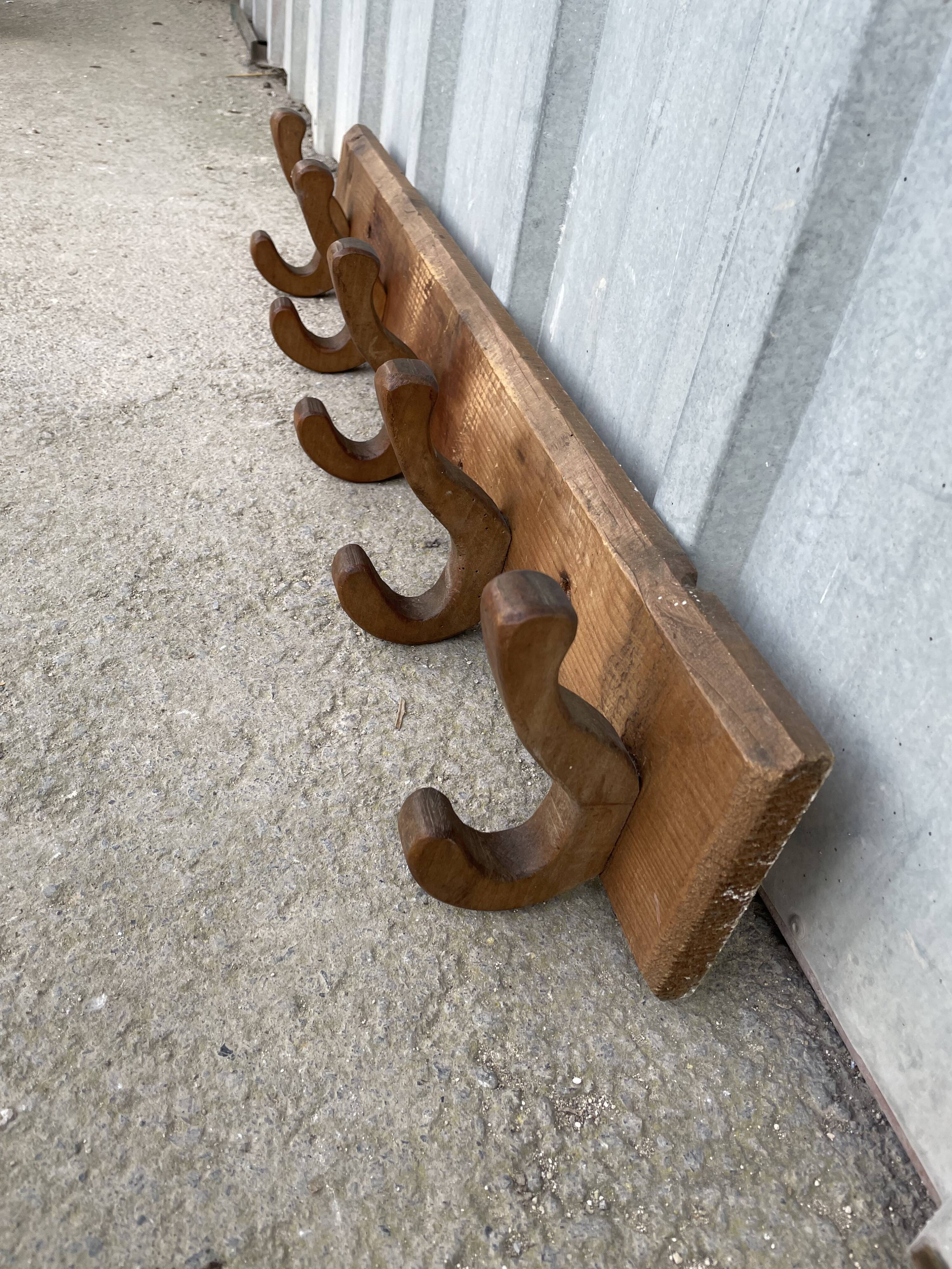 Wooden wall-mounted coat rack with 5 hooks