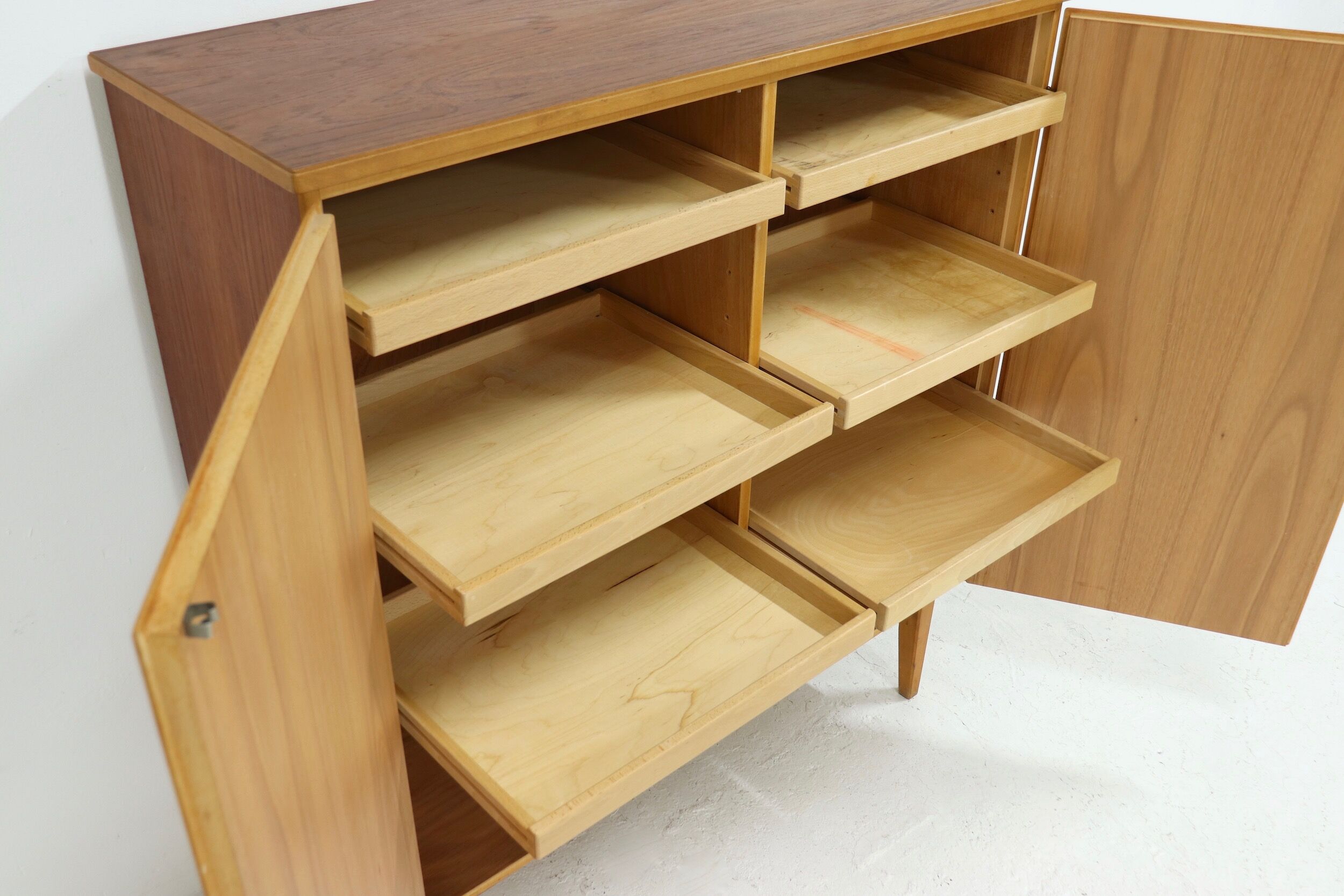 Armoire scandinave bicolore en teck et bouleau avec tiroirs des années 1960