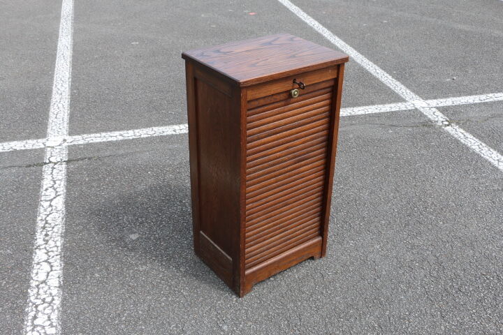 Dark single curtain cabinet