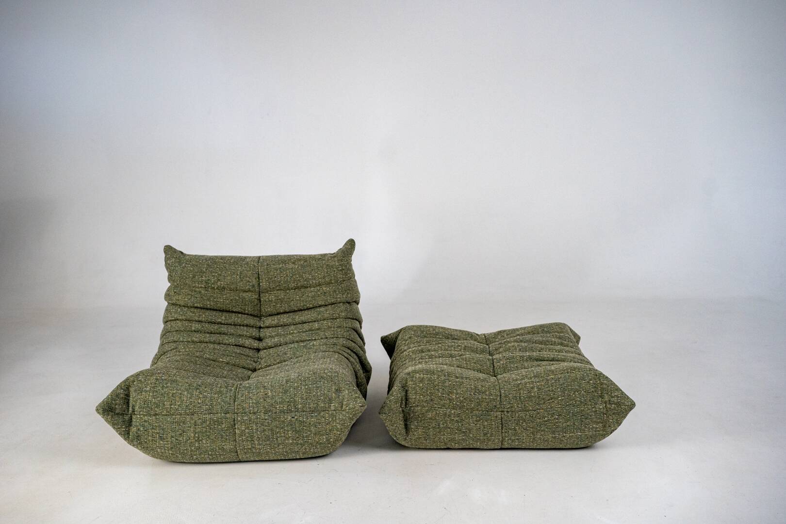 Fauteuil et pouf Togo en tweed émeraude