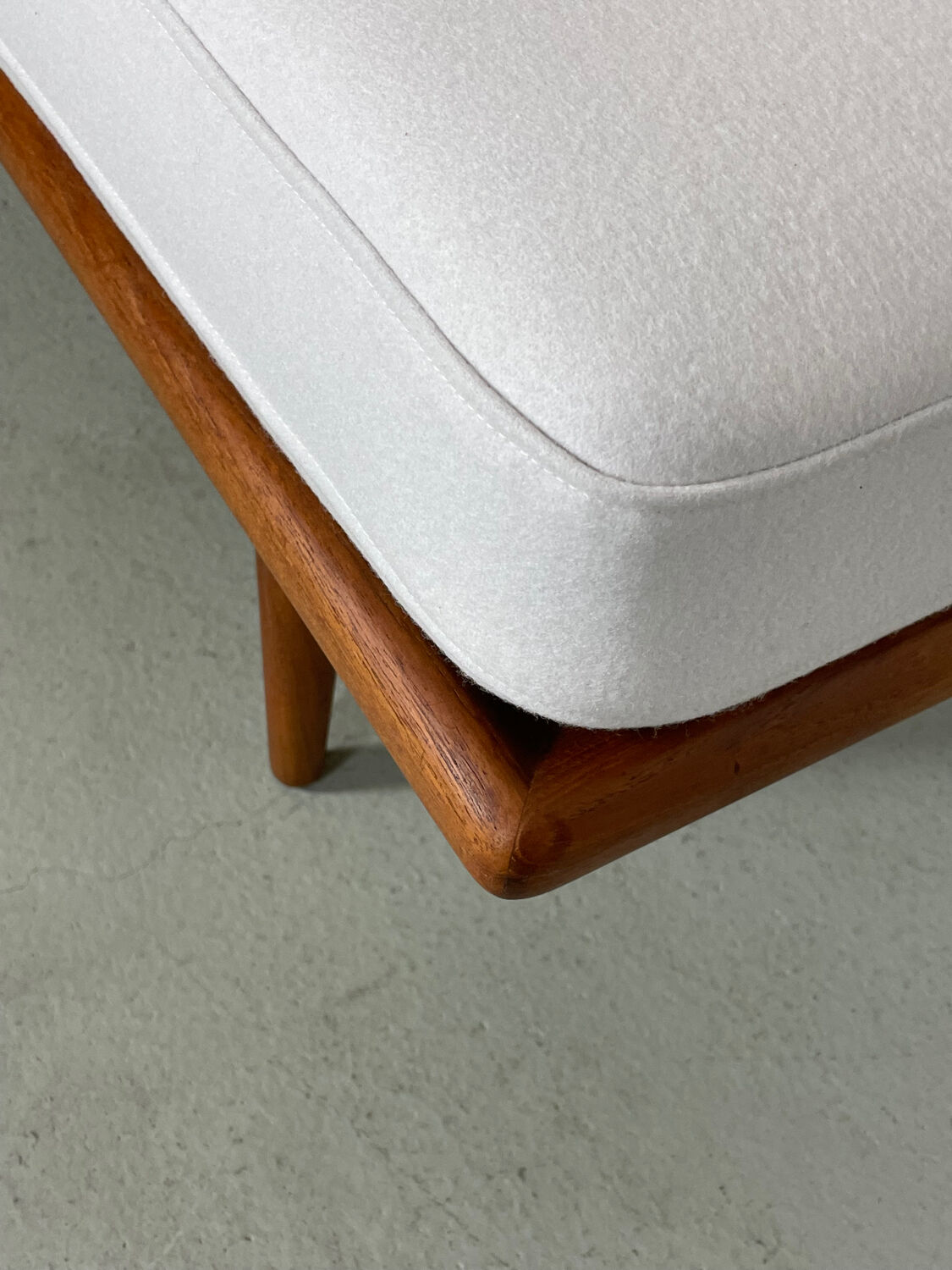 MidCentury 2-seater Model Minerva by Hvidt & Mølgaard