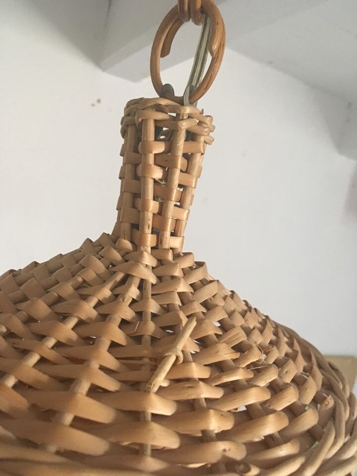 Suspension in wicker and amber glass