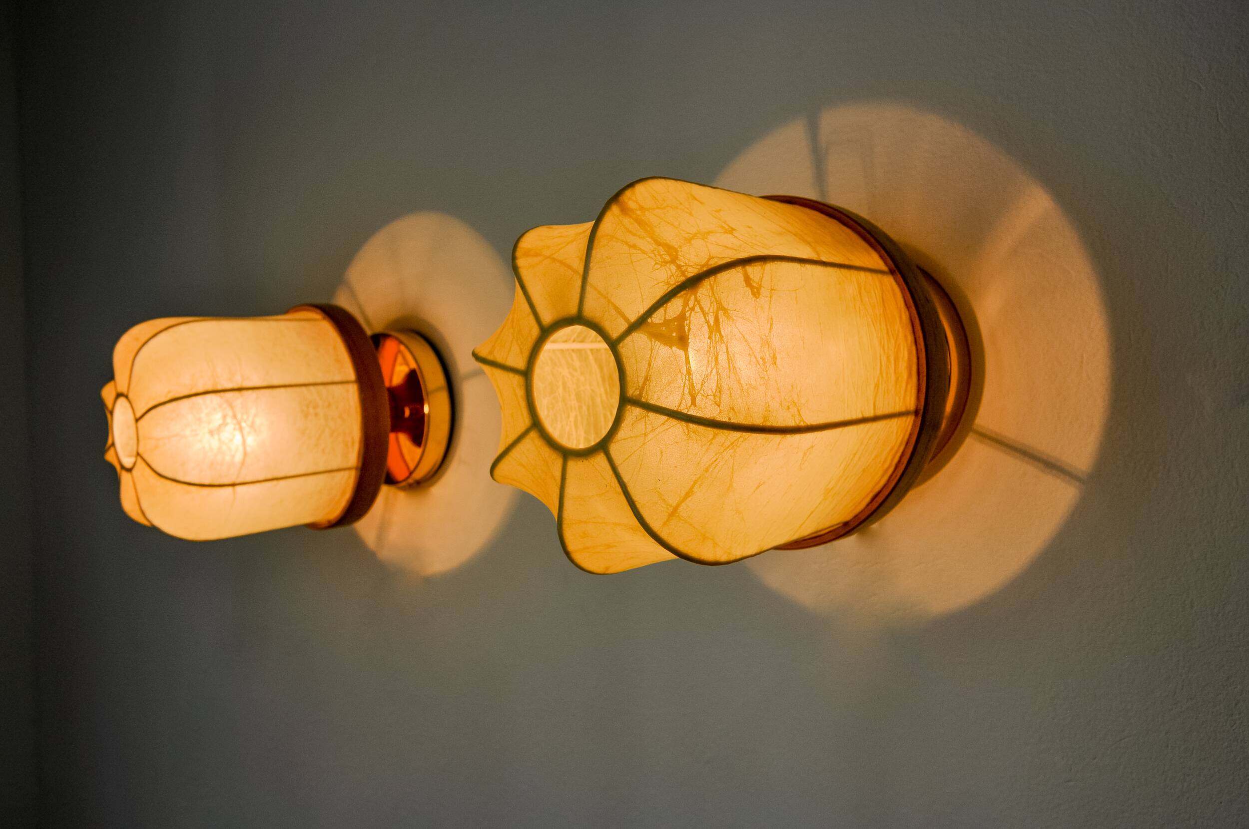 Pair of "cocoon" wall lights, resin and pine, Italy, 1970