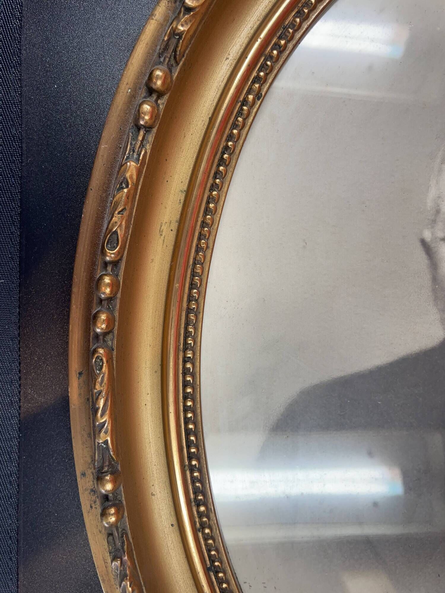 Oval medallion frame in wood and gilded stucco, Louis XVI style knot