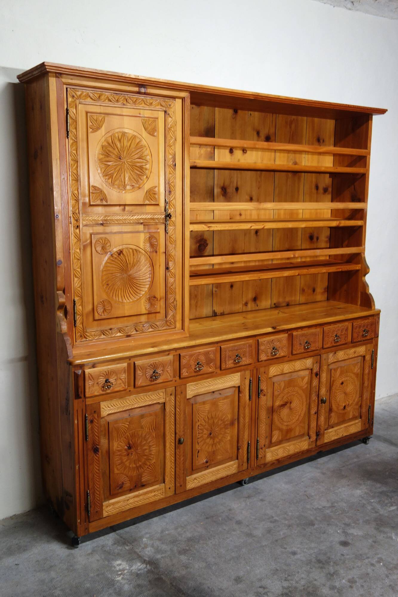 Large Queyras pine dresser, Hautes Alpes