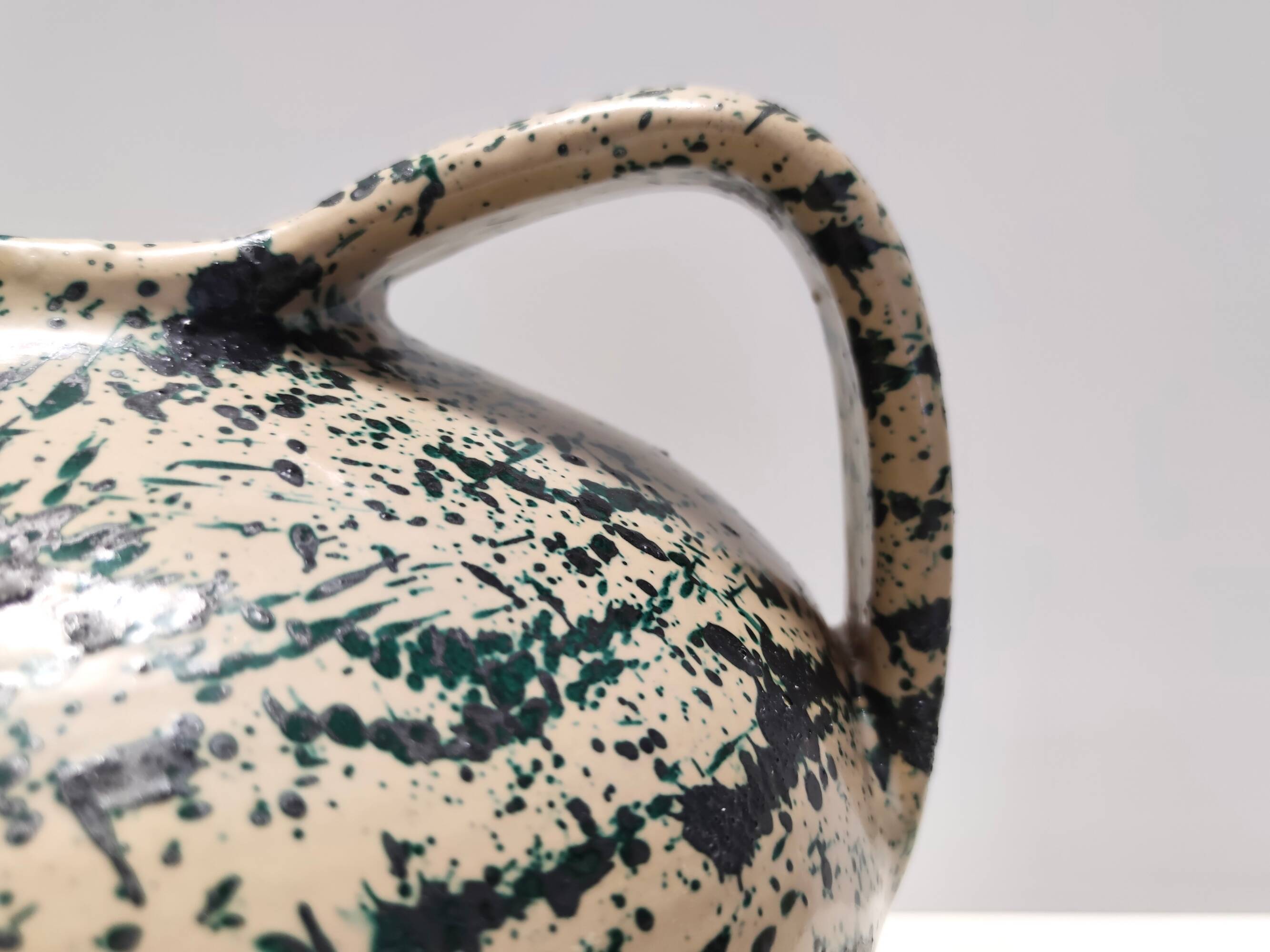 Vase vintage en terre cuite laqué et peint à la main beige et vert, Deruta