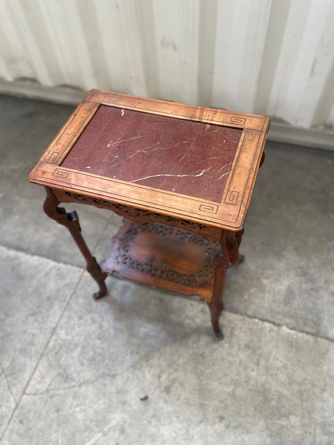 Pedestal table / harness red marble top