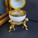 Egg box opaline on footouche