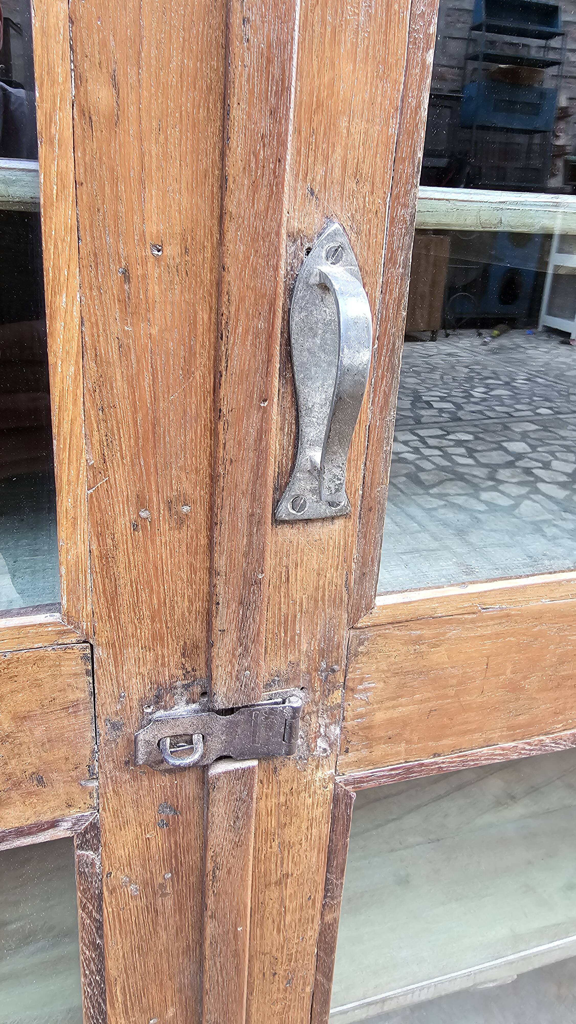 Ancien cabinet vitré en teck birman