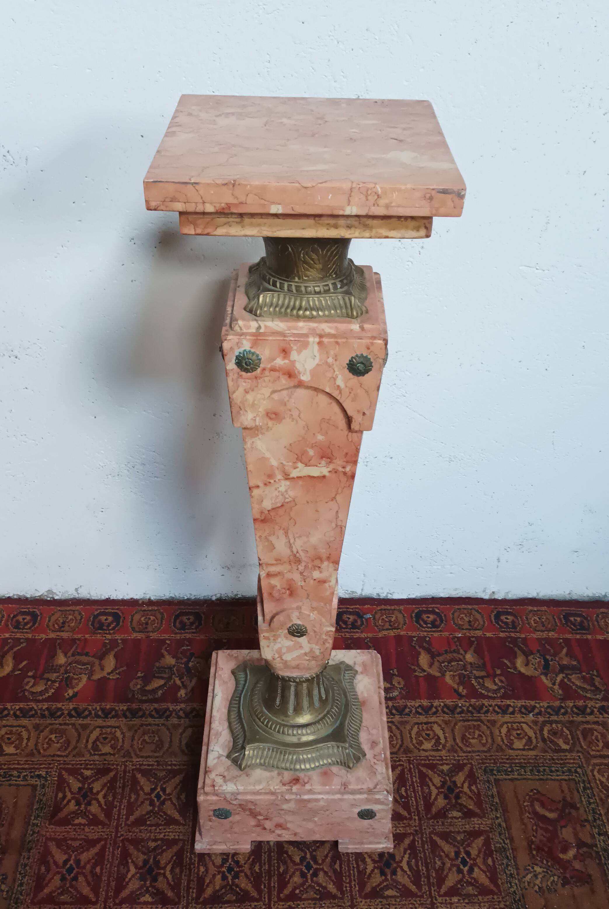 Tall column in pink marble and bronze, Louis XVI style