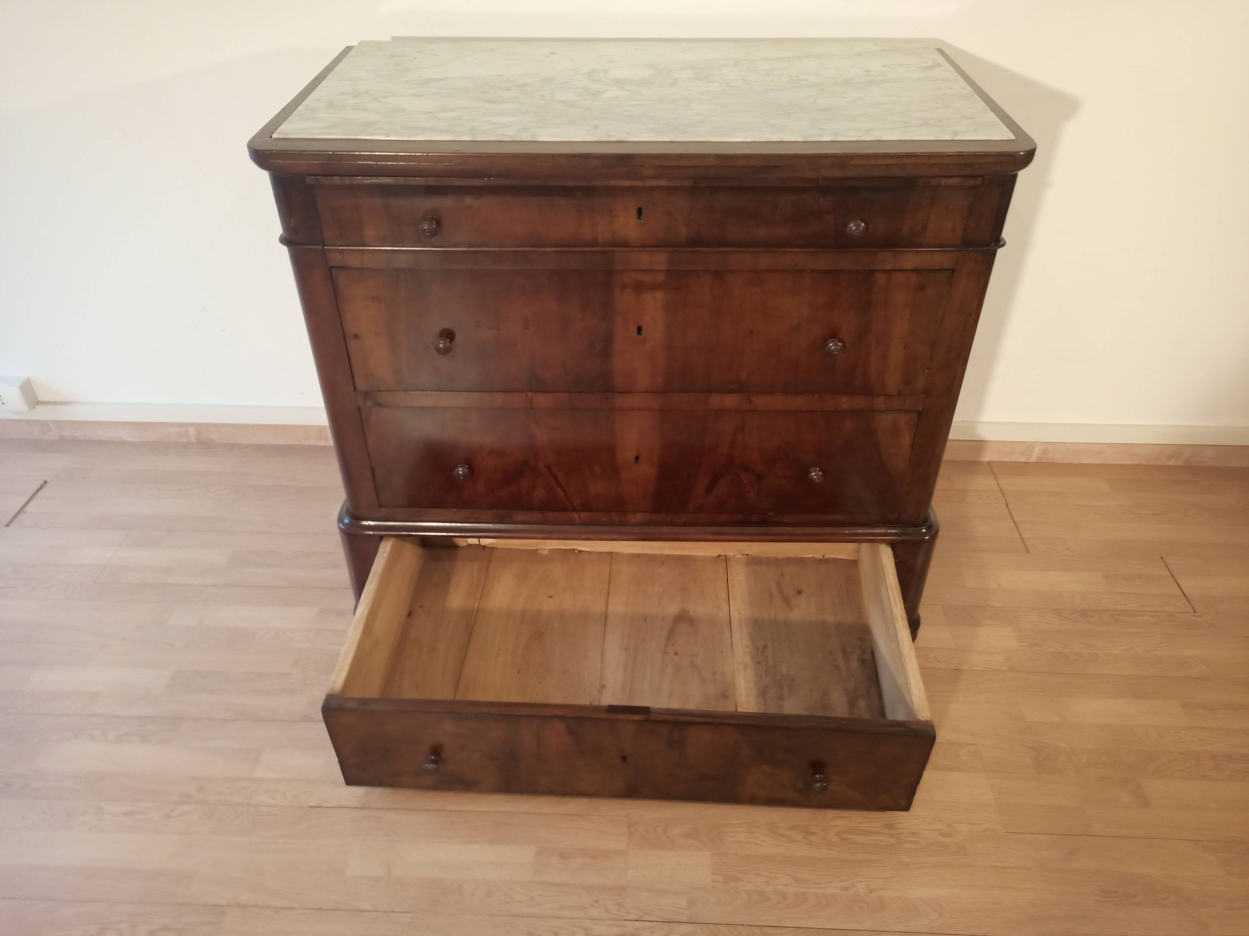 Commode italienne à quatre tiroirs en noyer de la fin du XIXe siècle
