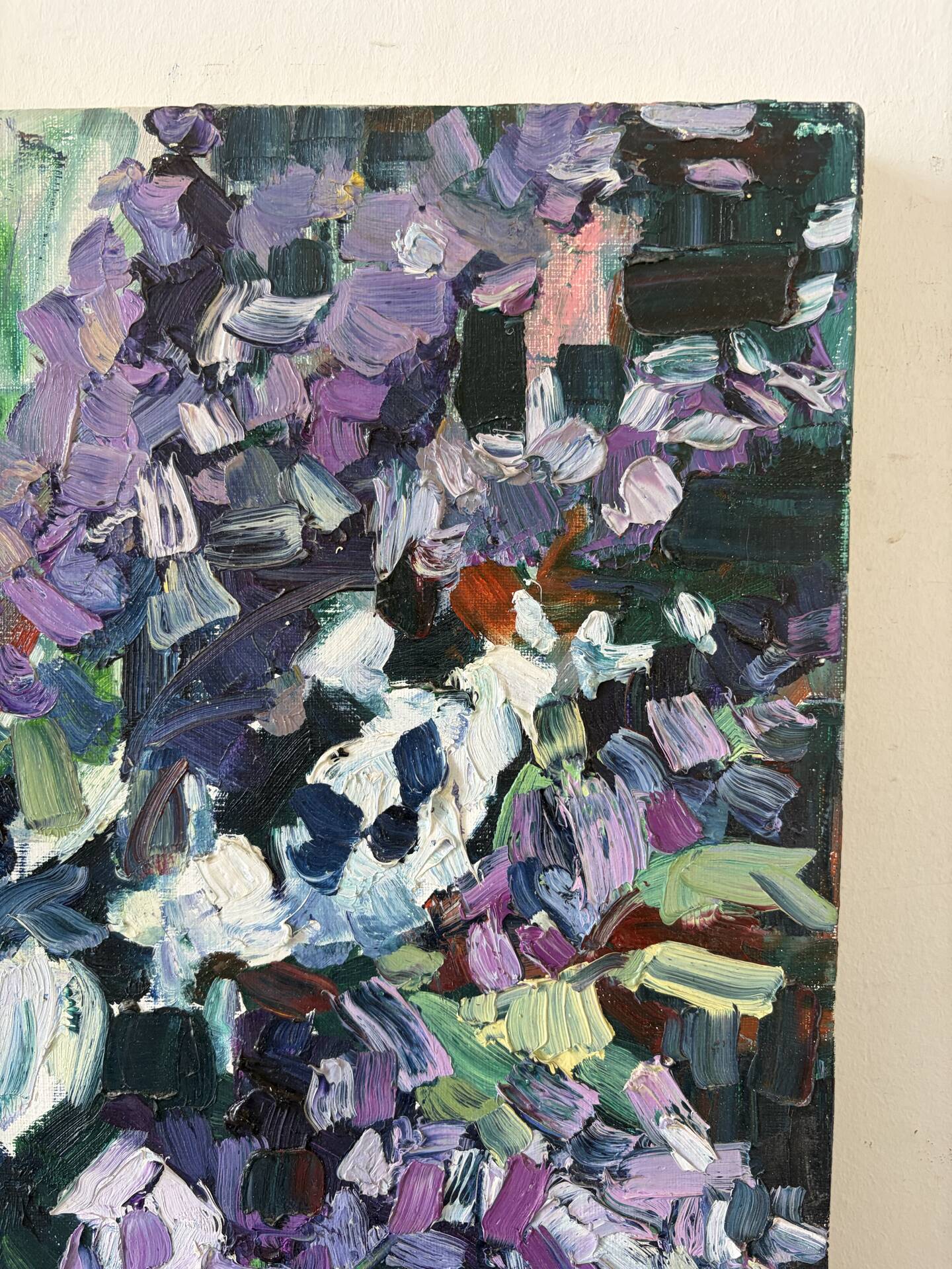 Violet bouquet at the window, oil on canvas signed Lilas Paumier.