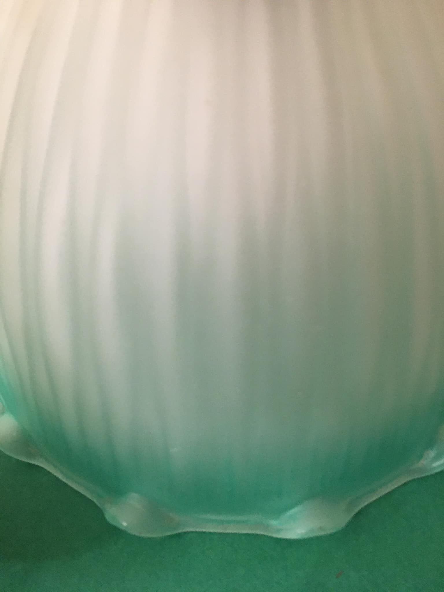 Ancienne suspension en verre opaque blanc et dégradé de vert