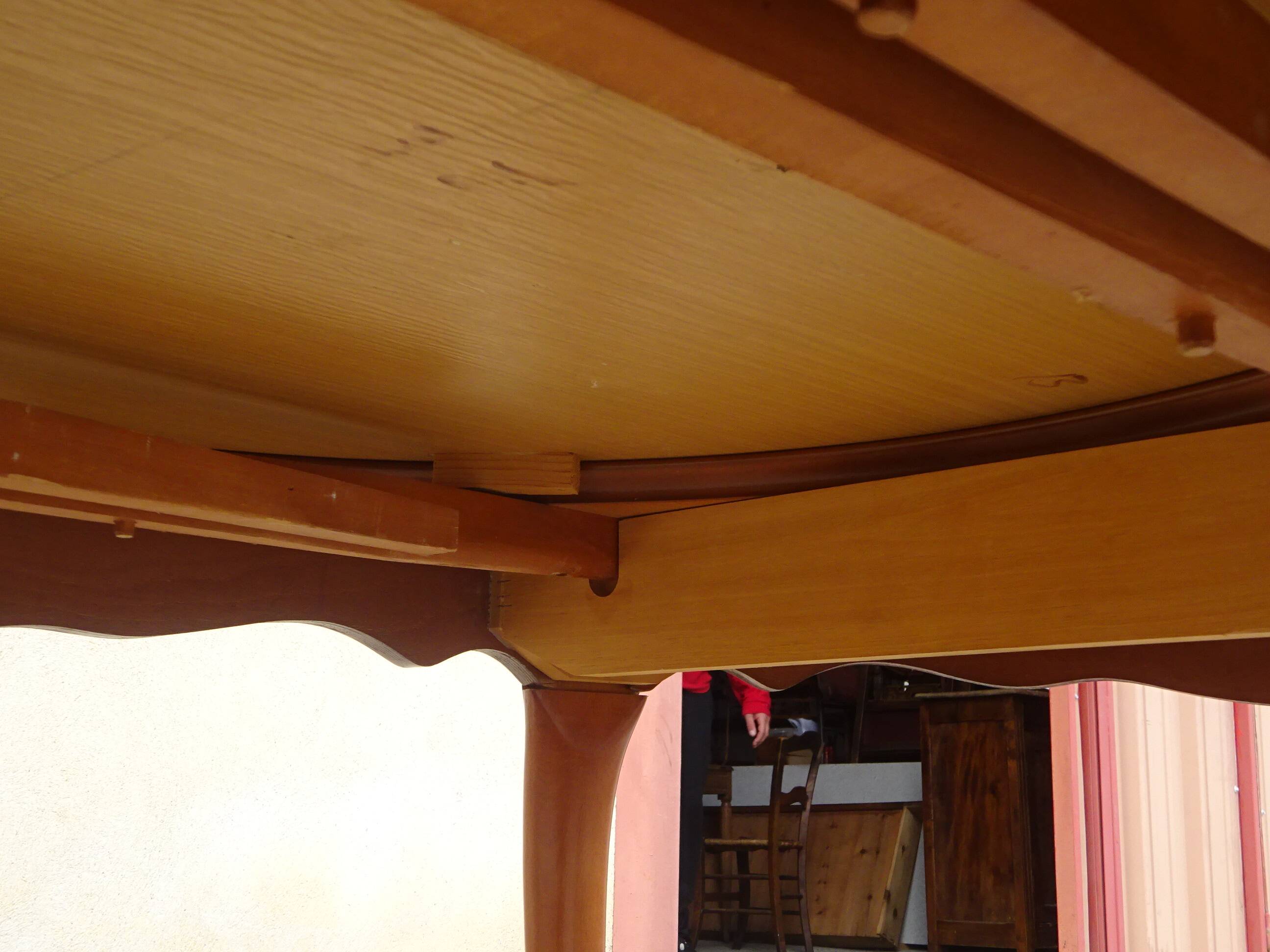 Large oval table in Regency style, extensions under the top.