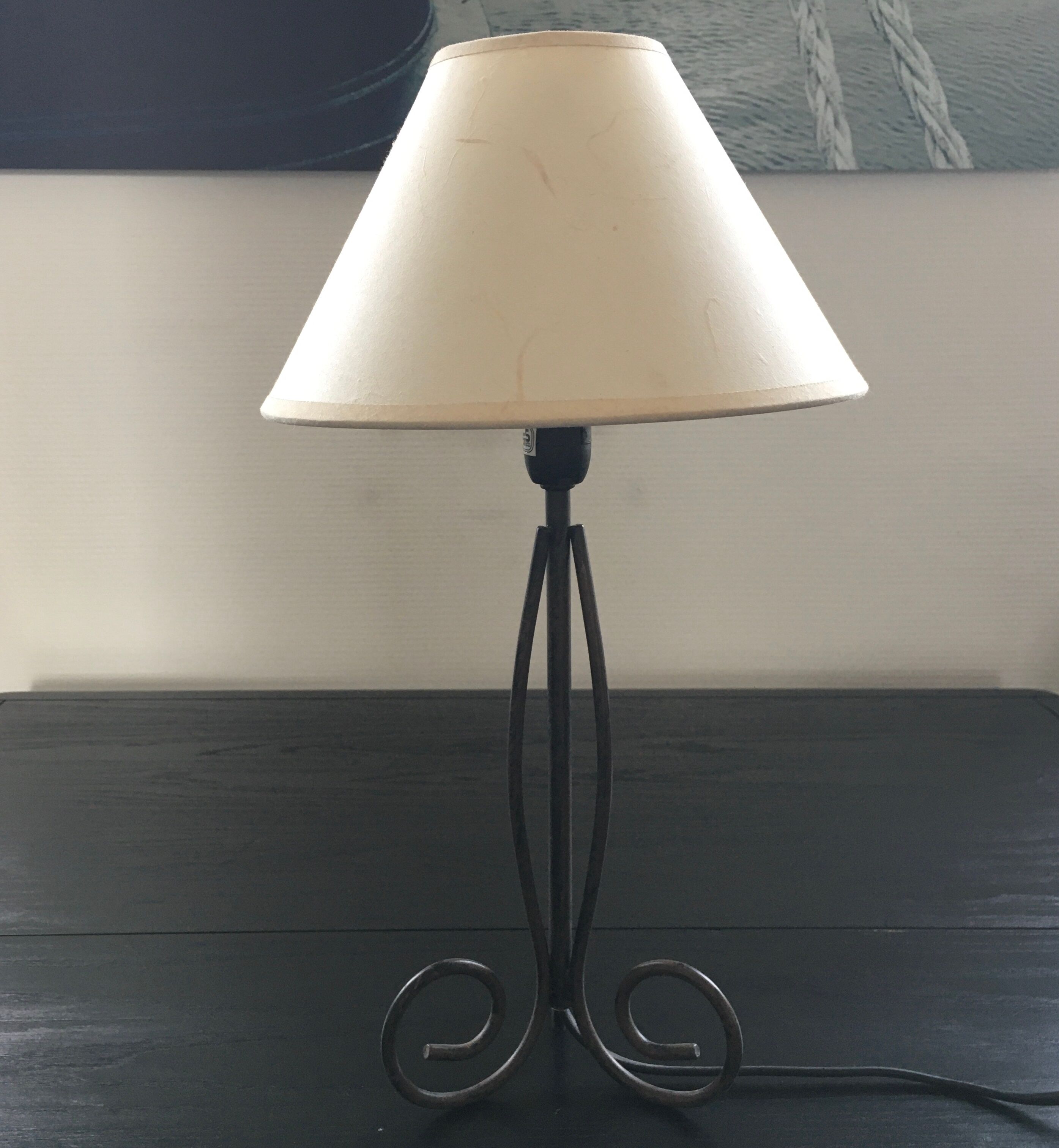Tripod spiral lamp