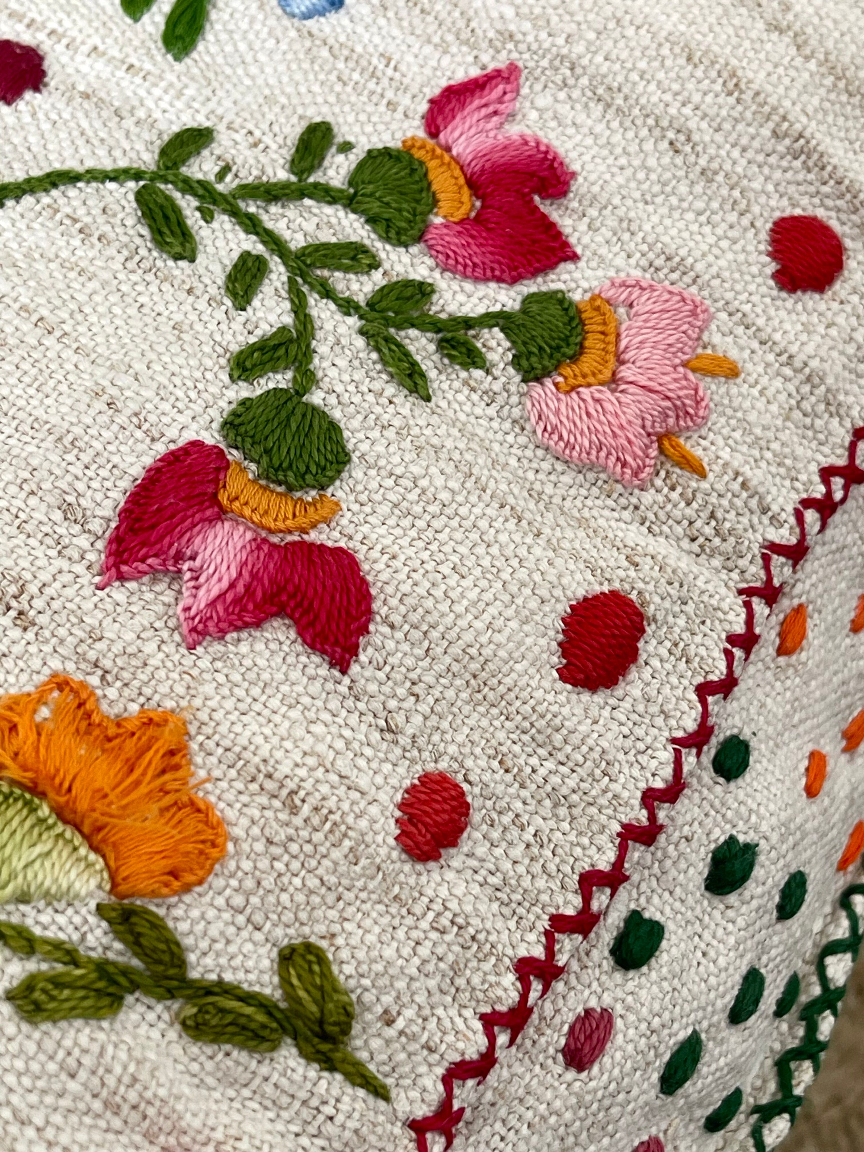Cushion in hand-embroidered hemp.