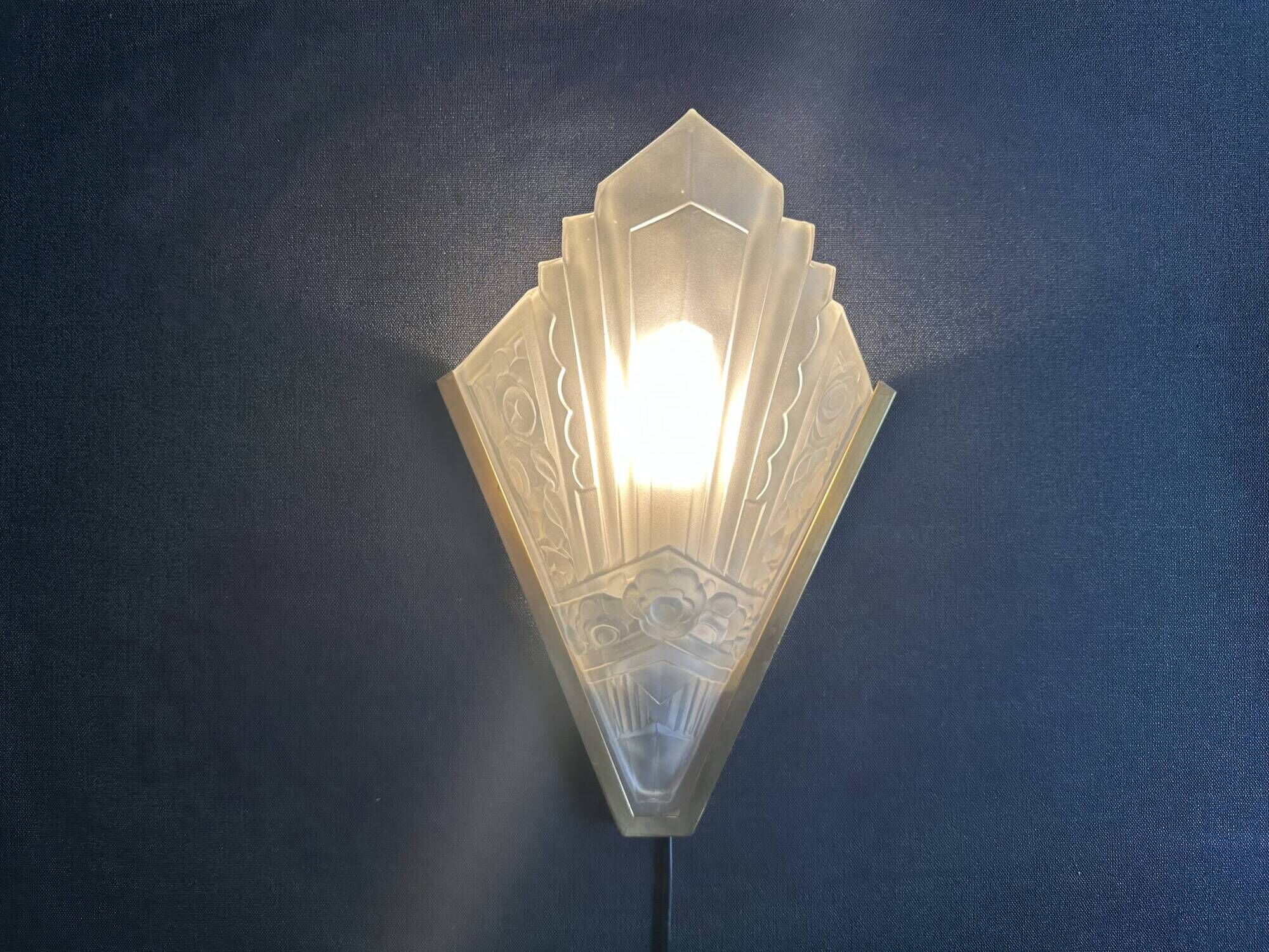 Pair of Art Deco wall sconces in molded glass and gilt brass, 1930