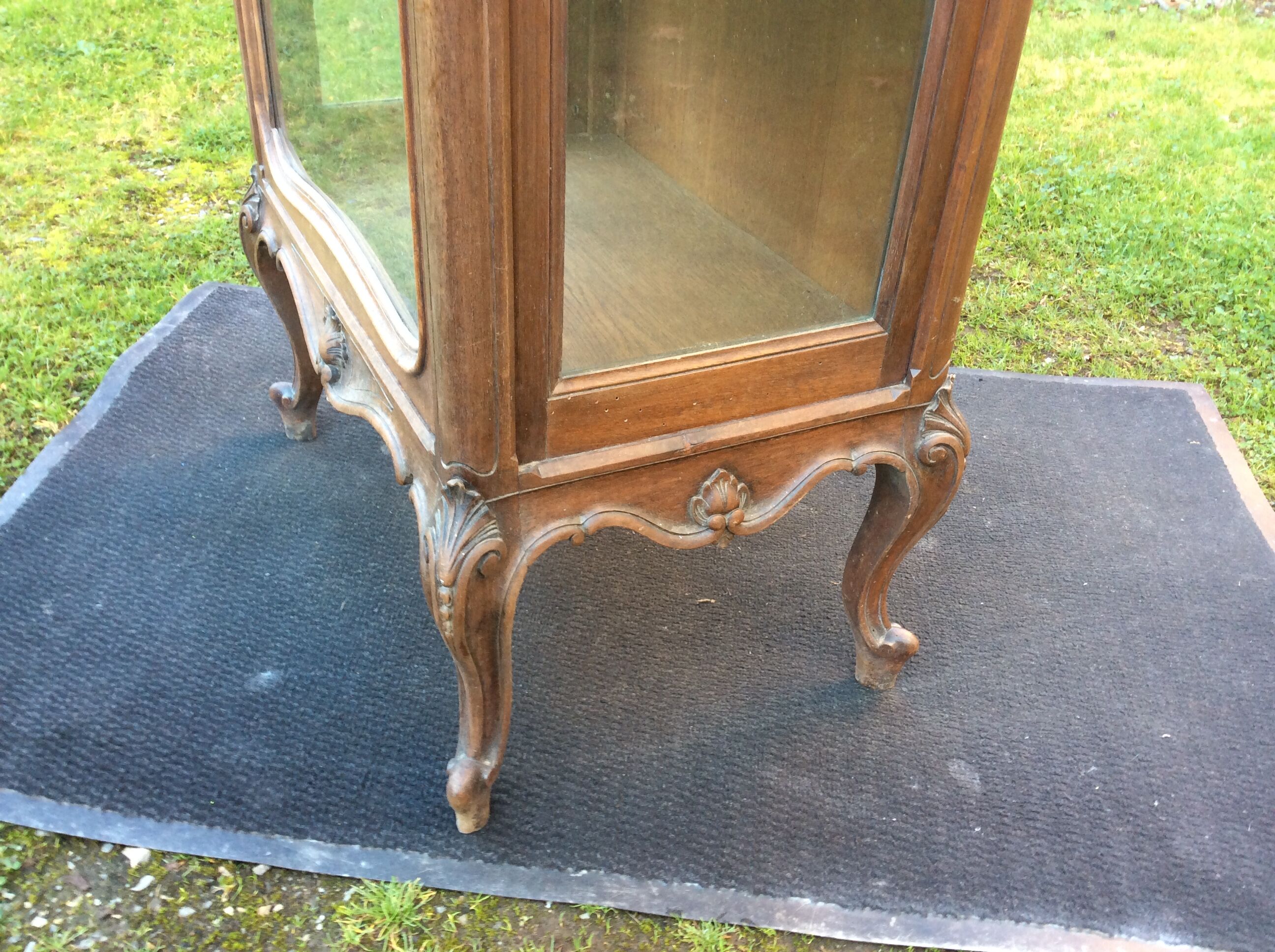 Louis XV Rocaille style showcase in solid walnut, beveled door glass.