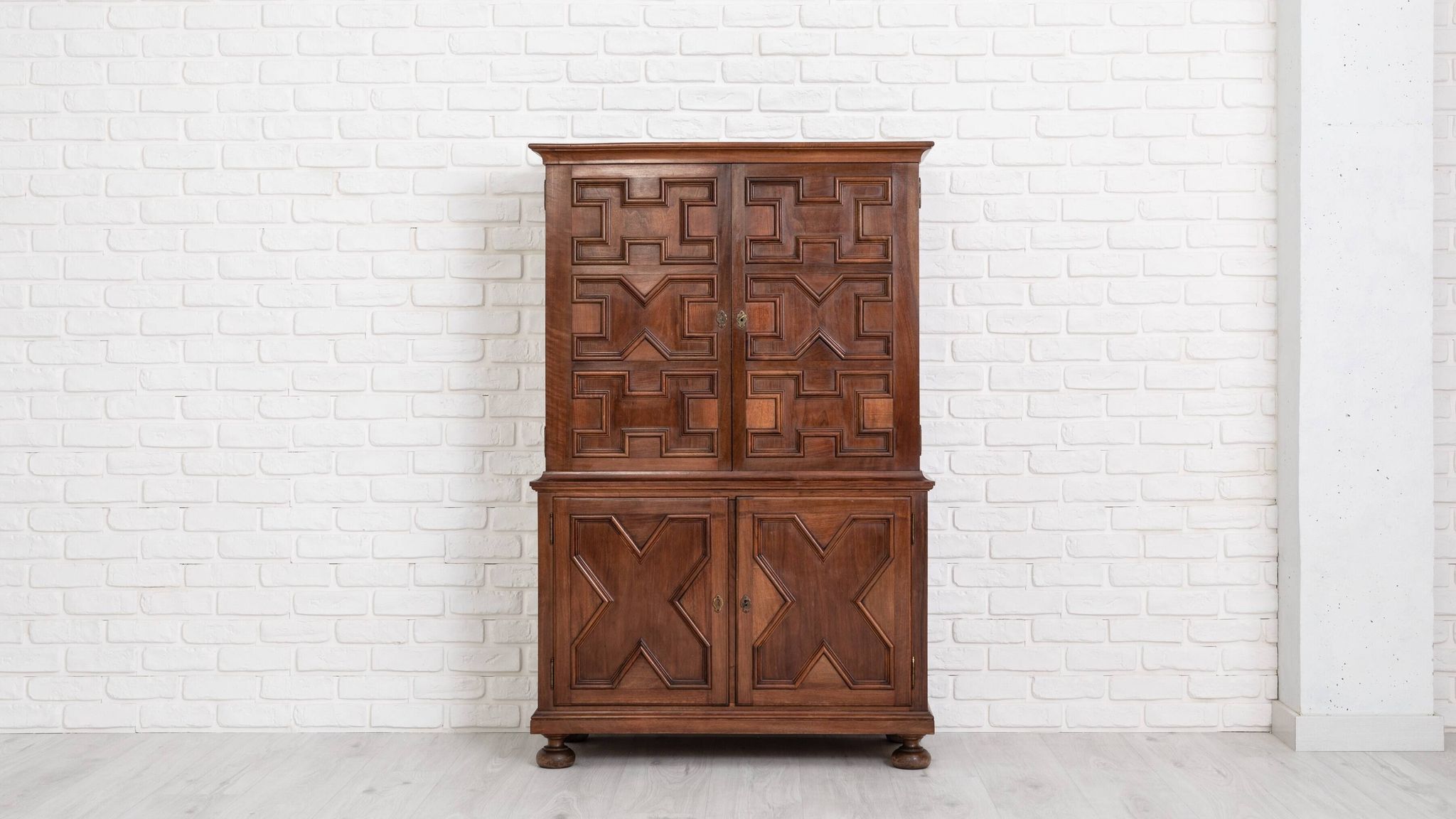 Bar cabinet by Muebles Casas