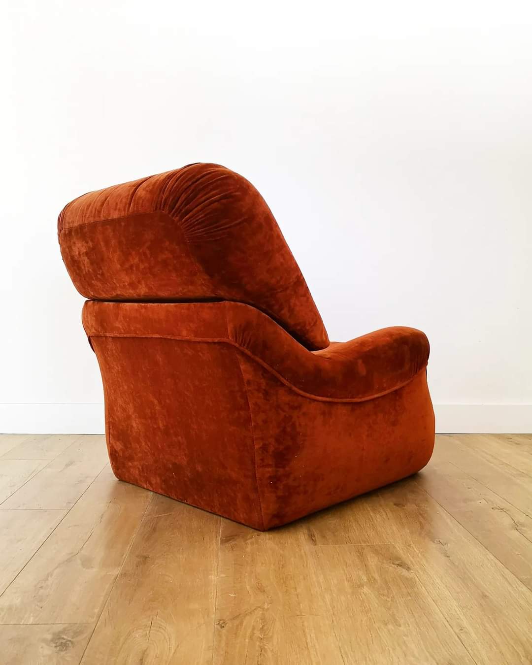 Fauteuil vintage en velours brique