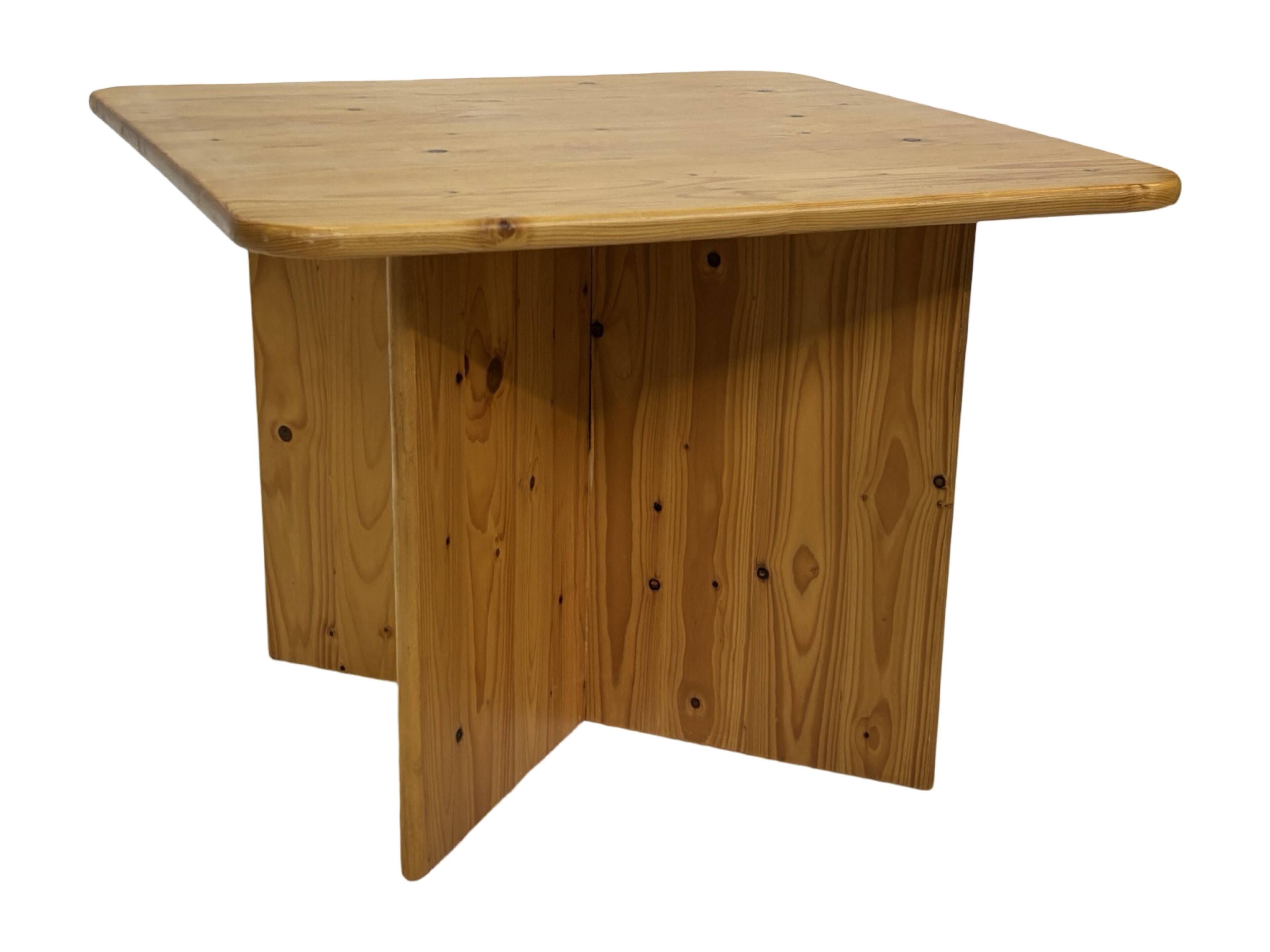 Table basse / table d'appoint vintage en pin au design organique minimaliste