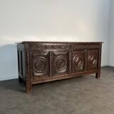 Large English chest from the 17th century in carved oak.