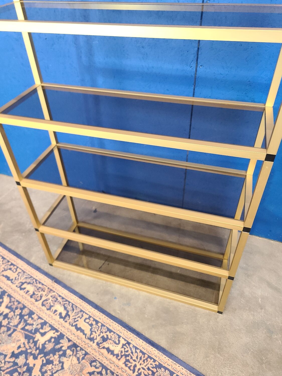 Étagère métal doré et verre fumé vers 1970