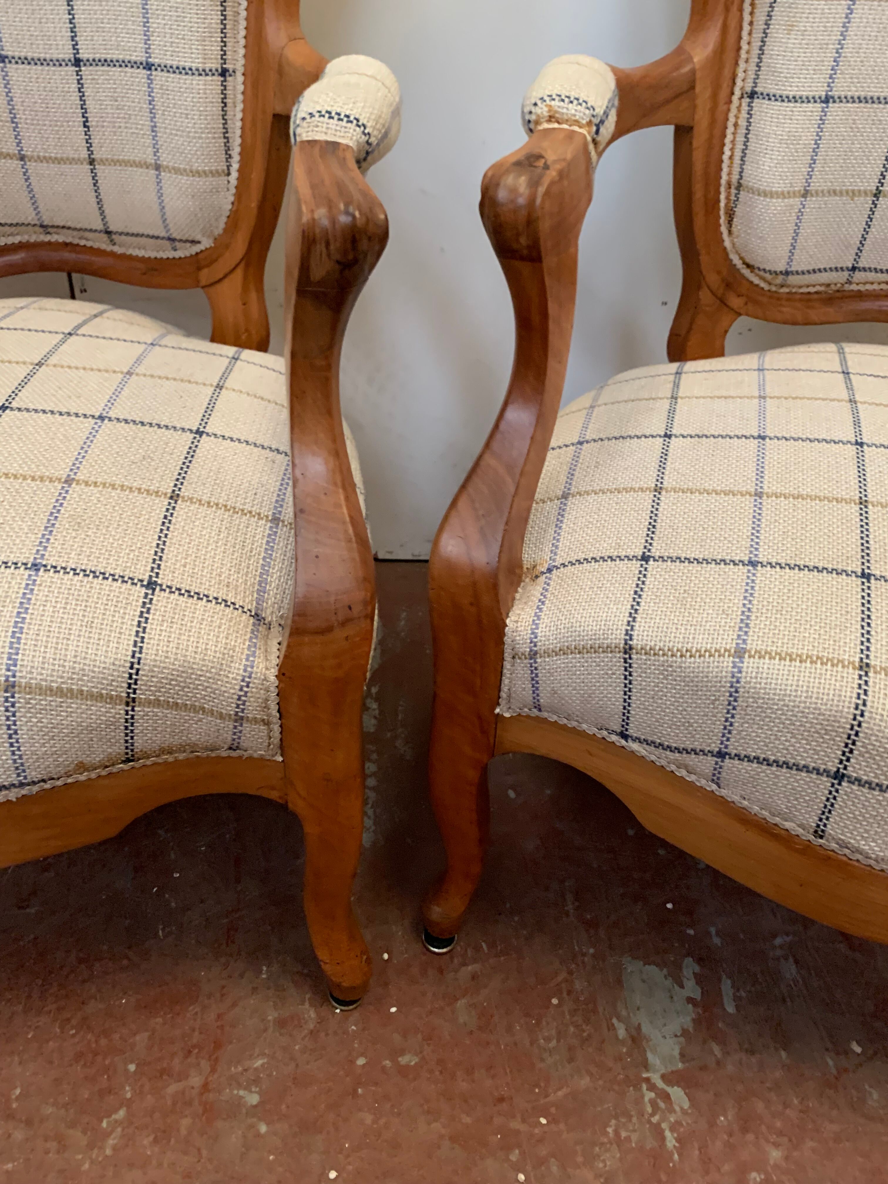 Paire de fauteuils de style Louis Philippe en hêtre teinté XX siècle