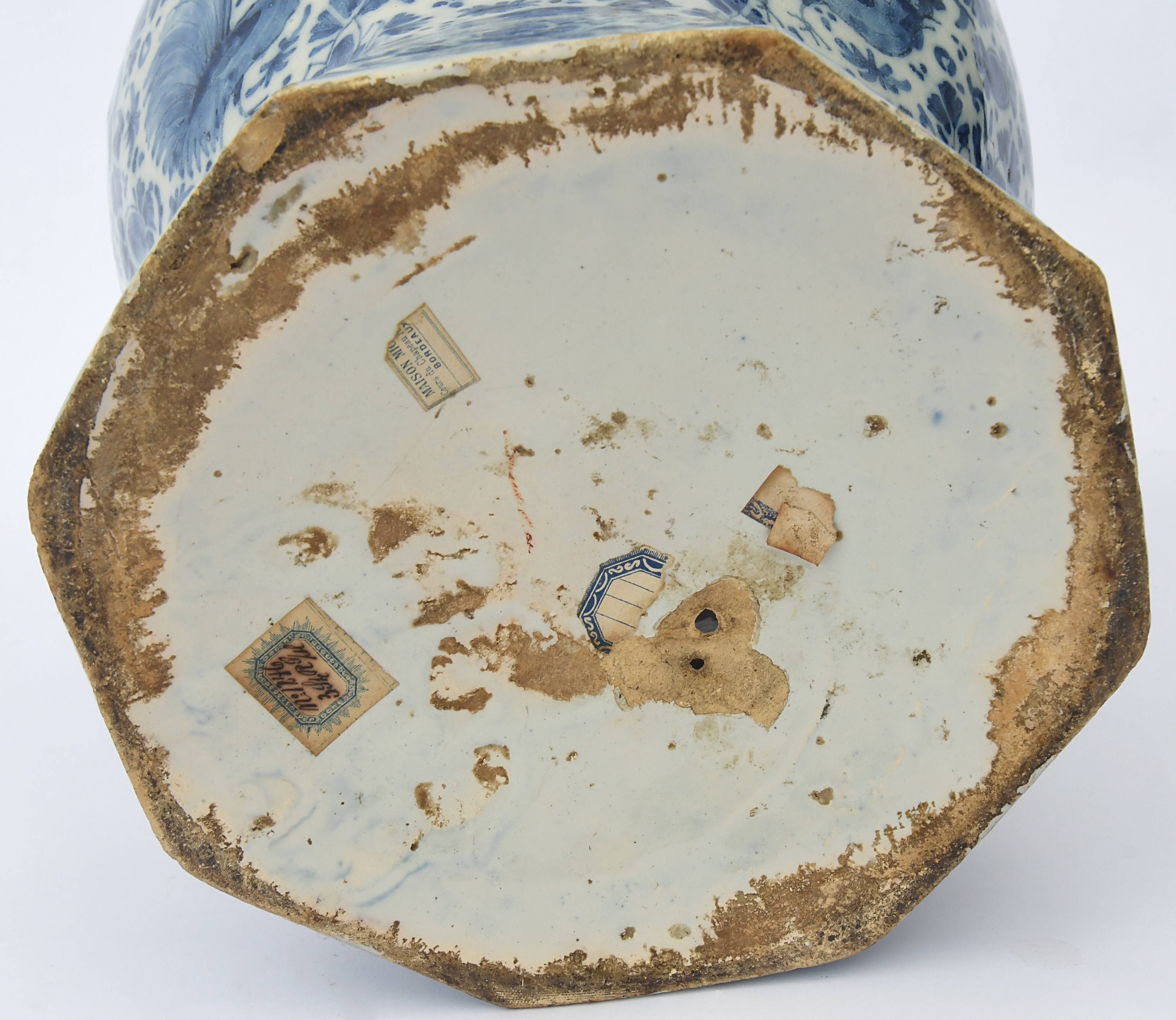 Vase en faïence à décor blanc-bleu d'oiseaux