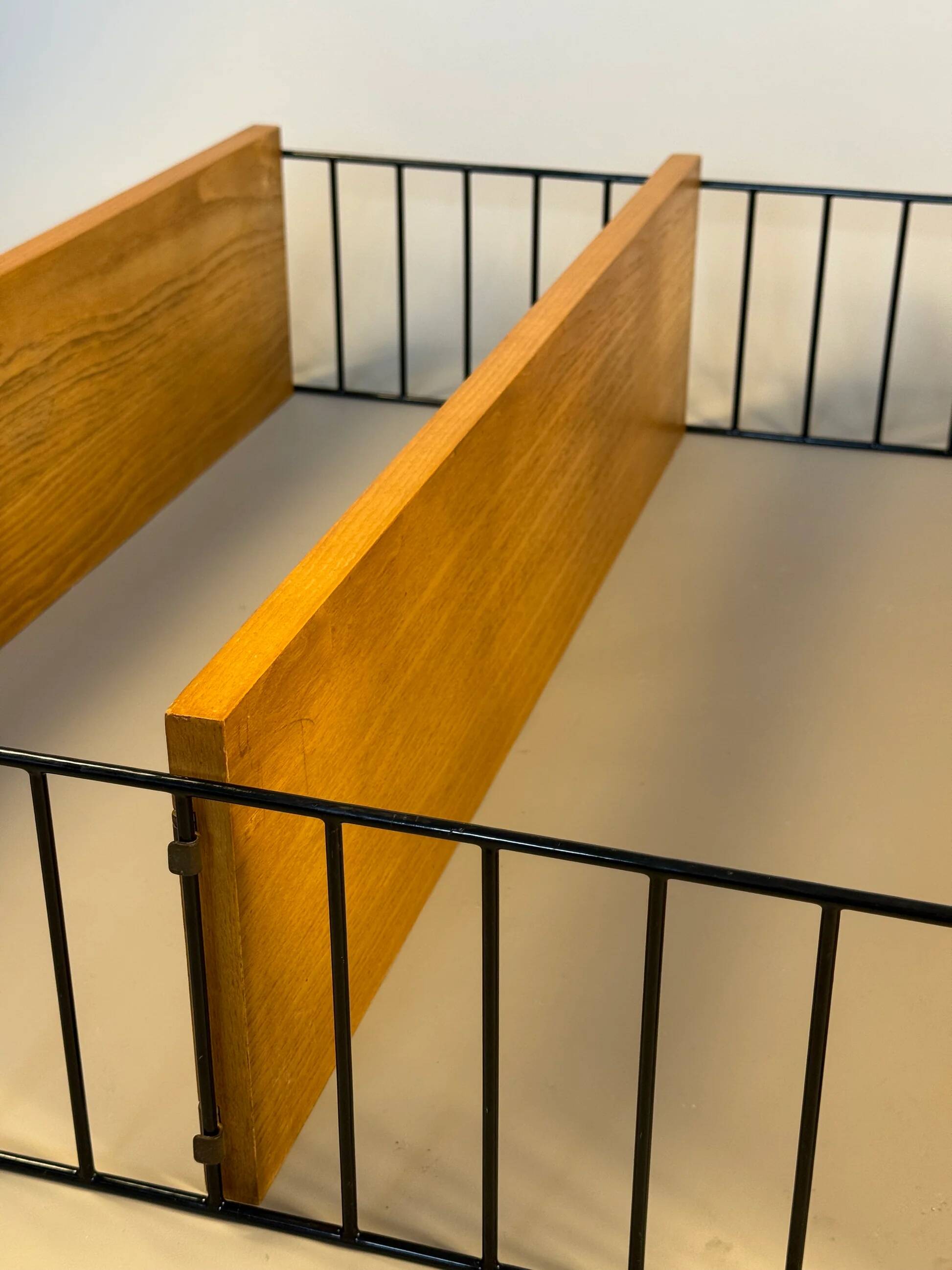 Floating wall shelf in oak veneer and black metal, 1960s.