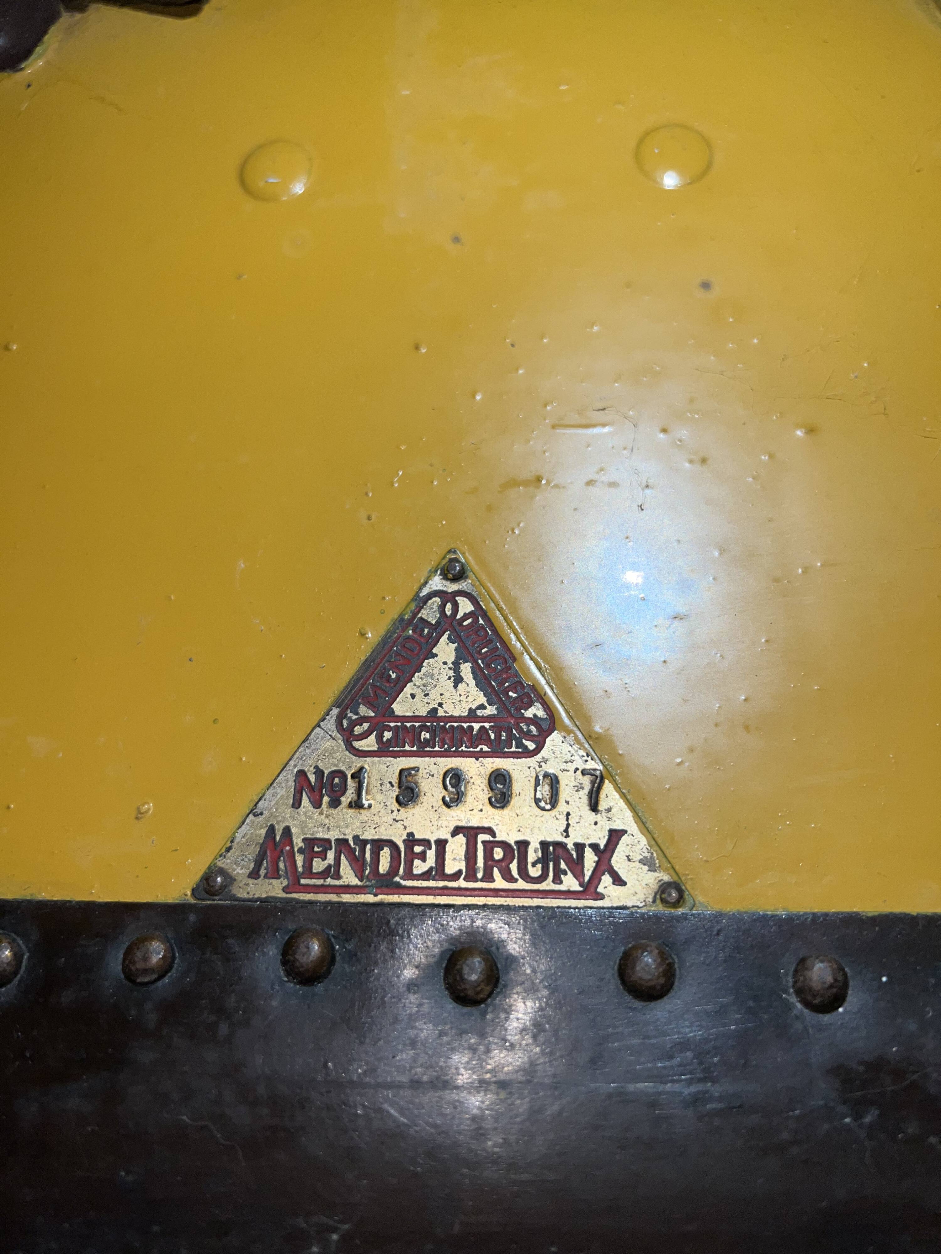 Malle de cabine ancienne avec son intérieur marque Mendel Trunx