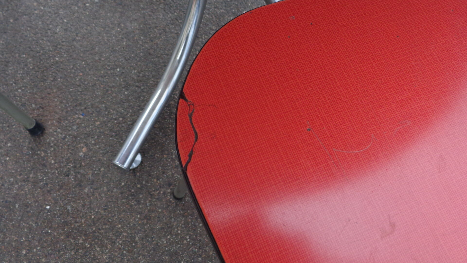 Kitchen table & its 4 chairs