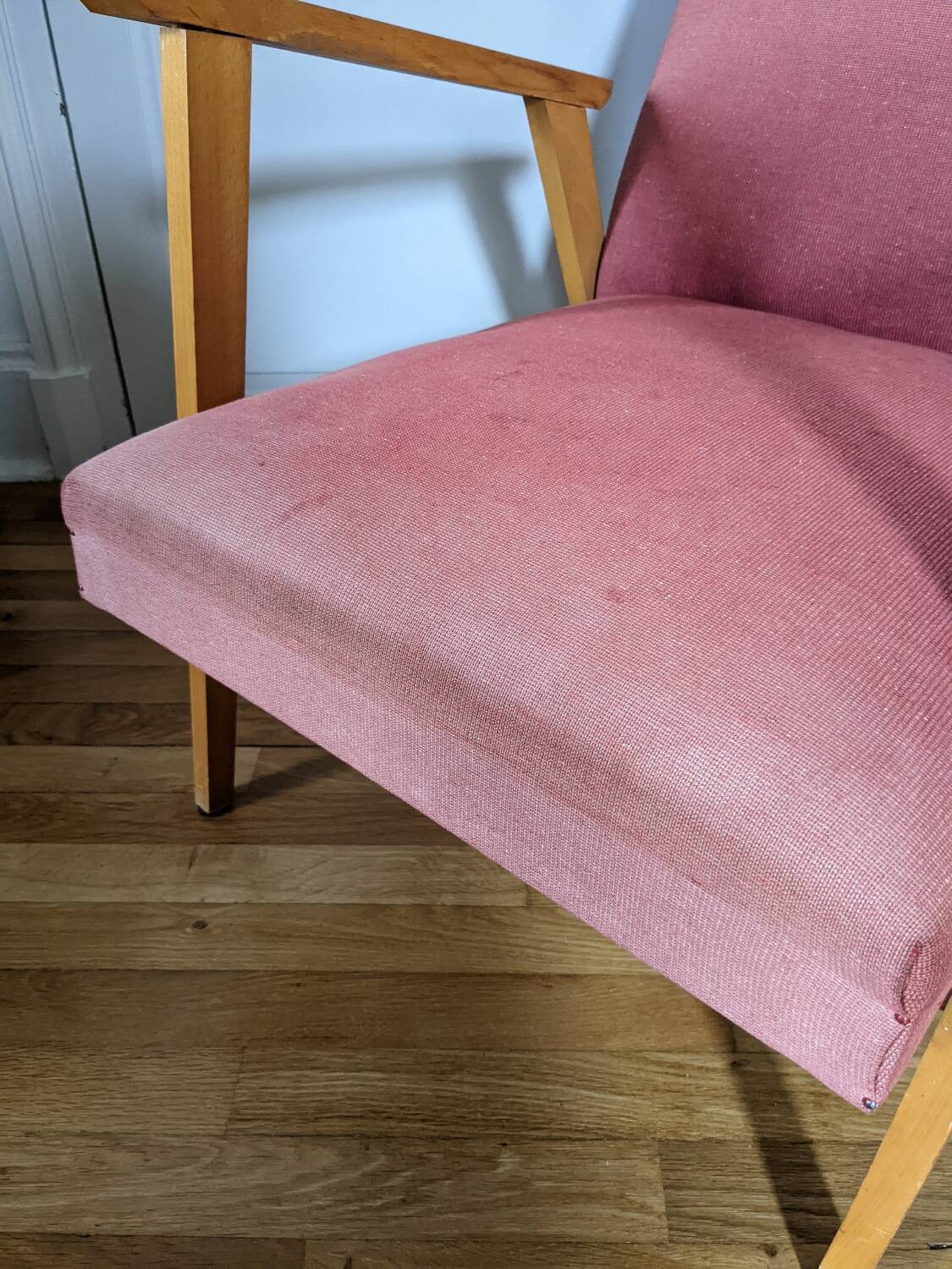 Fauteuil scandinave pieds compas